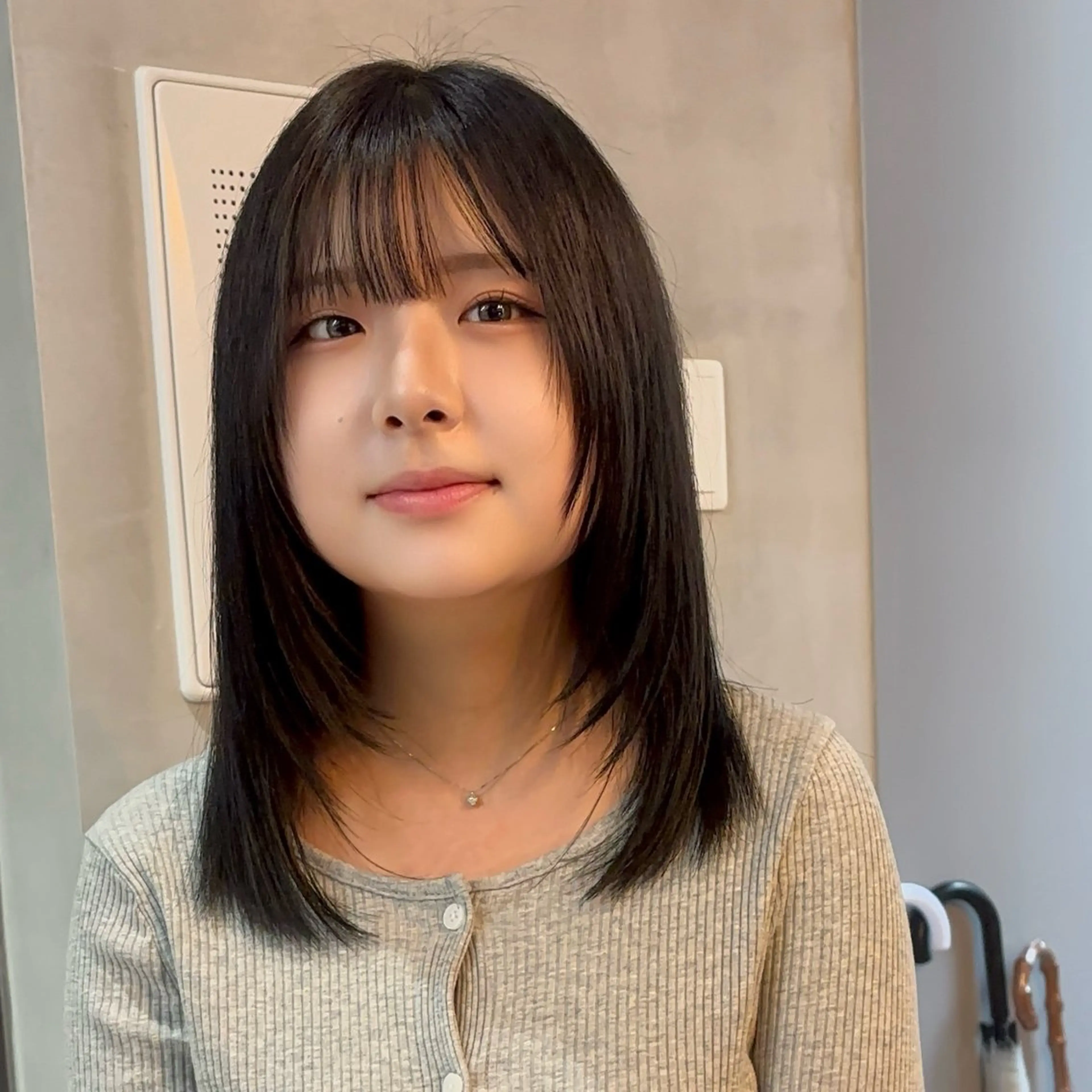 ミディアム カラー ダークグレー レイヤーカット カット ヘアカラー オカベ ショウマのヘアスタイル