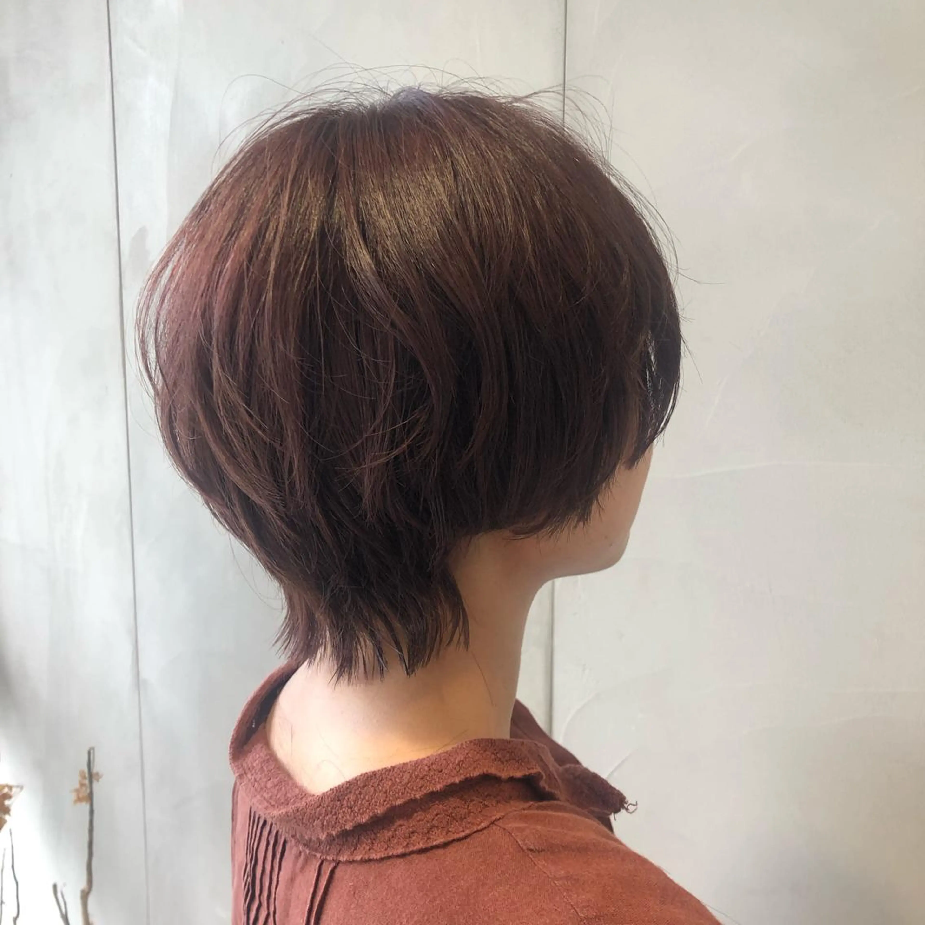 ショート カラー カット ヘアカラー トリートメント 荒木 依莉亜のヘアスタイル