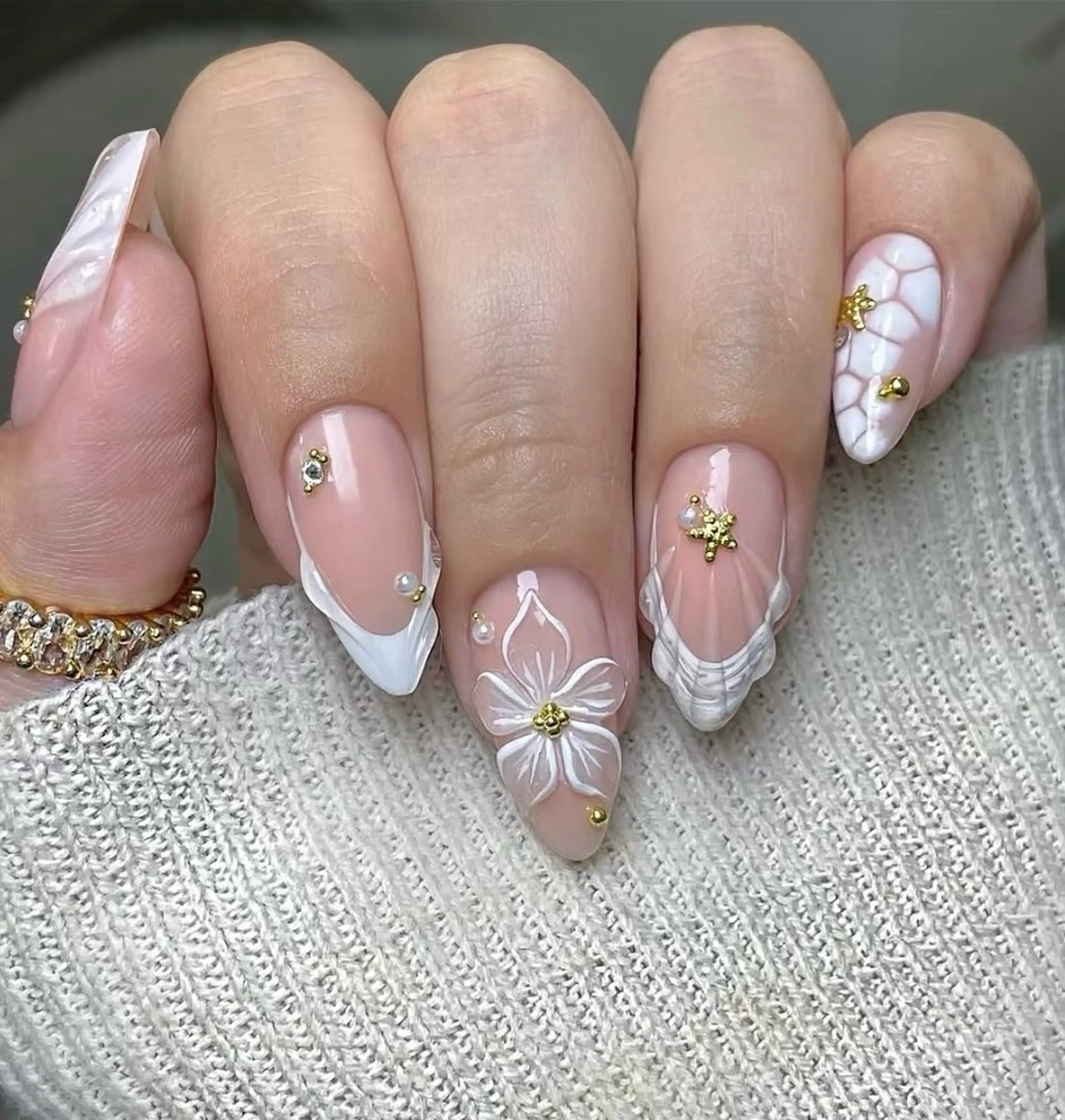 ネイル オーロラネイル フラワーネイル フットネイル フレンチネイル ジェルネイル ハンドネイル BabyYouMi nailのネイルデザイン