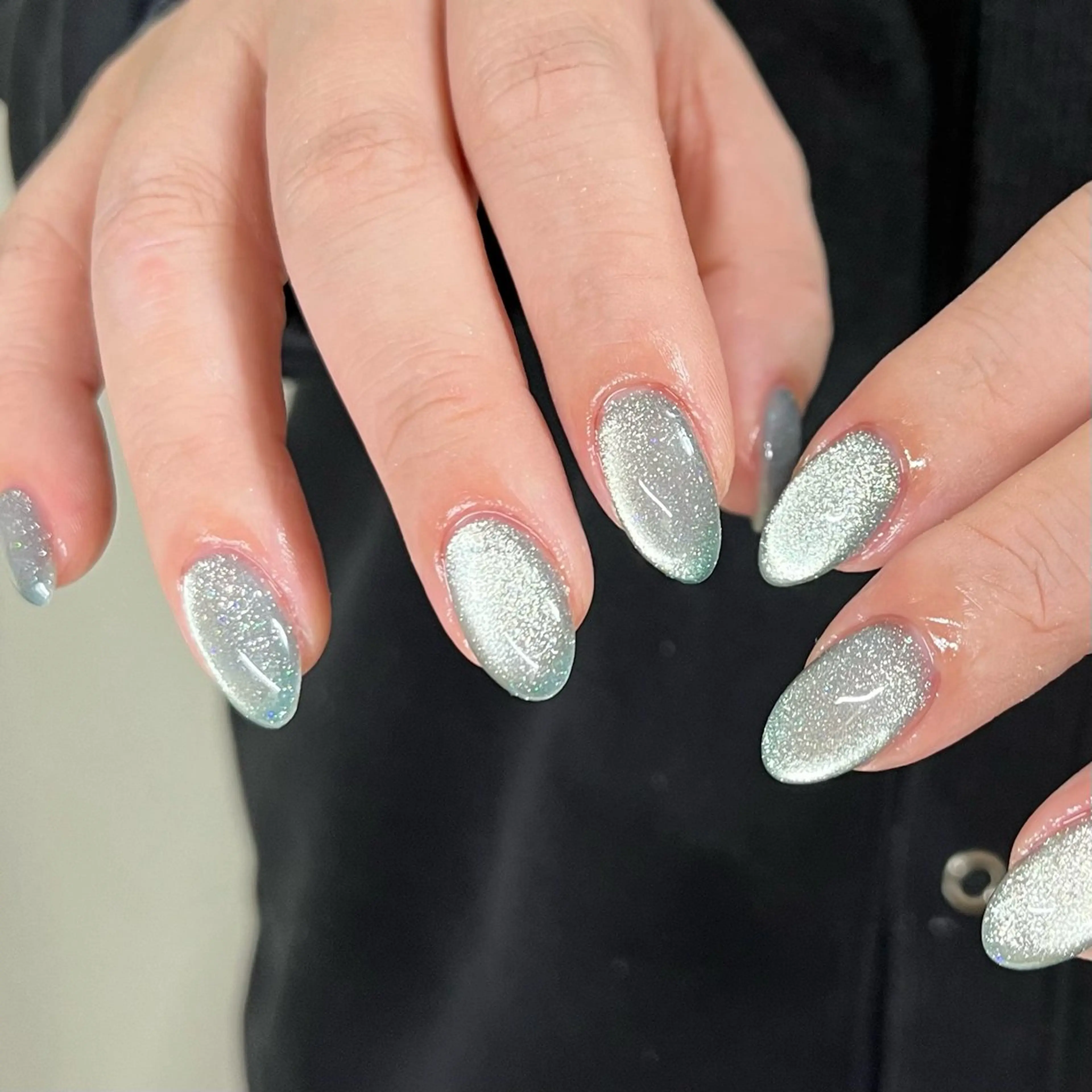 ネイル グリーン キラキラネイル マグネットネイル 夏ネイル ハンドネイル ハンドケア 🎀NAIL🎀 AI🪄︎︎◝✩のネイルデザイン