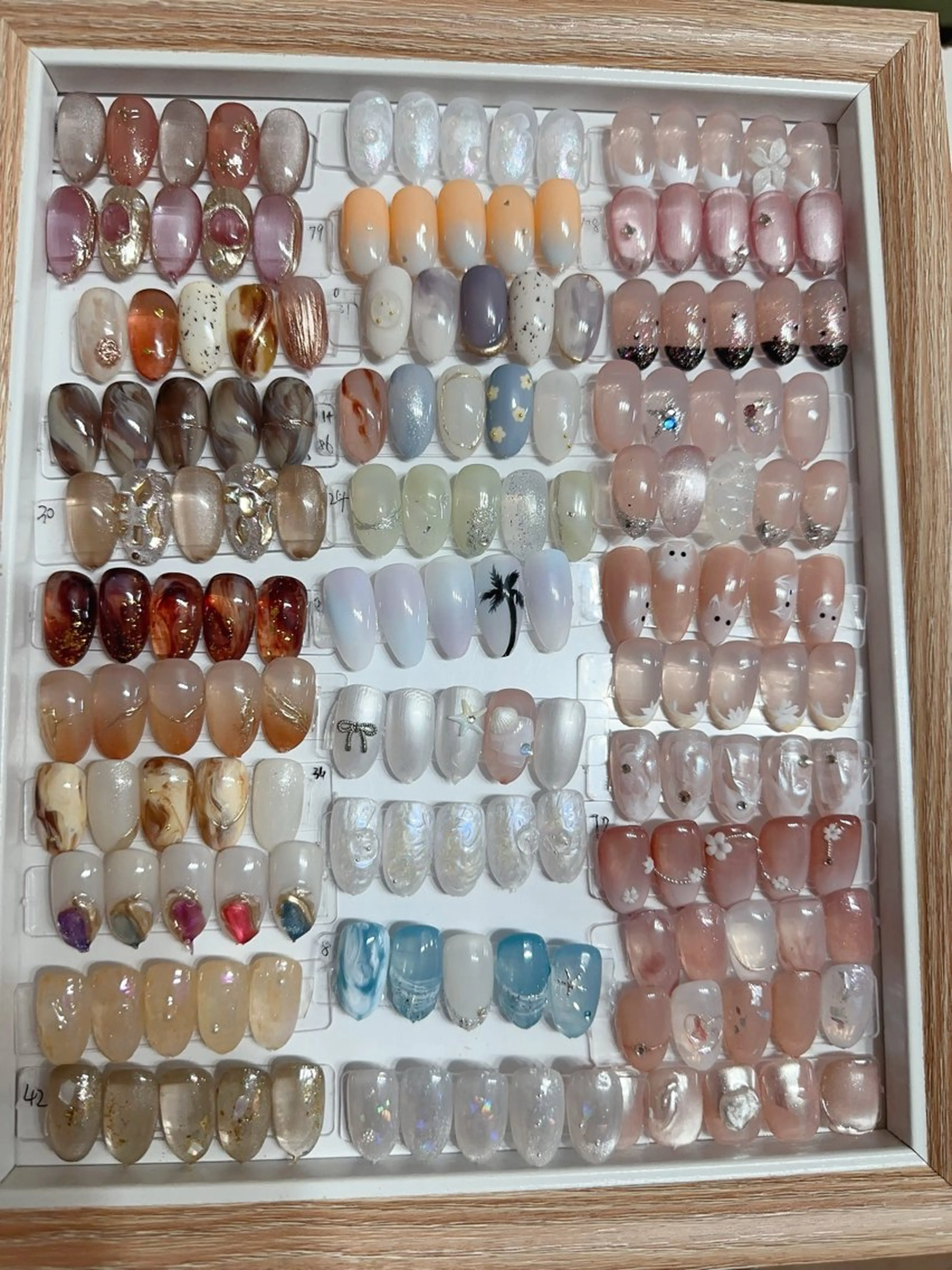 B定額コース　大人気メニュー！派手目デザイン、韓国風ネイル、ワンホンーネイルの写真