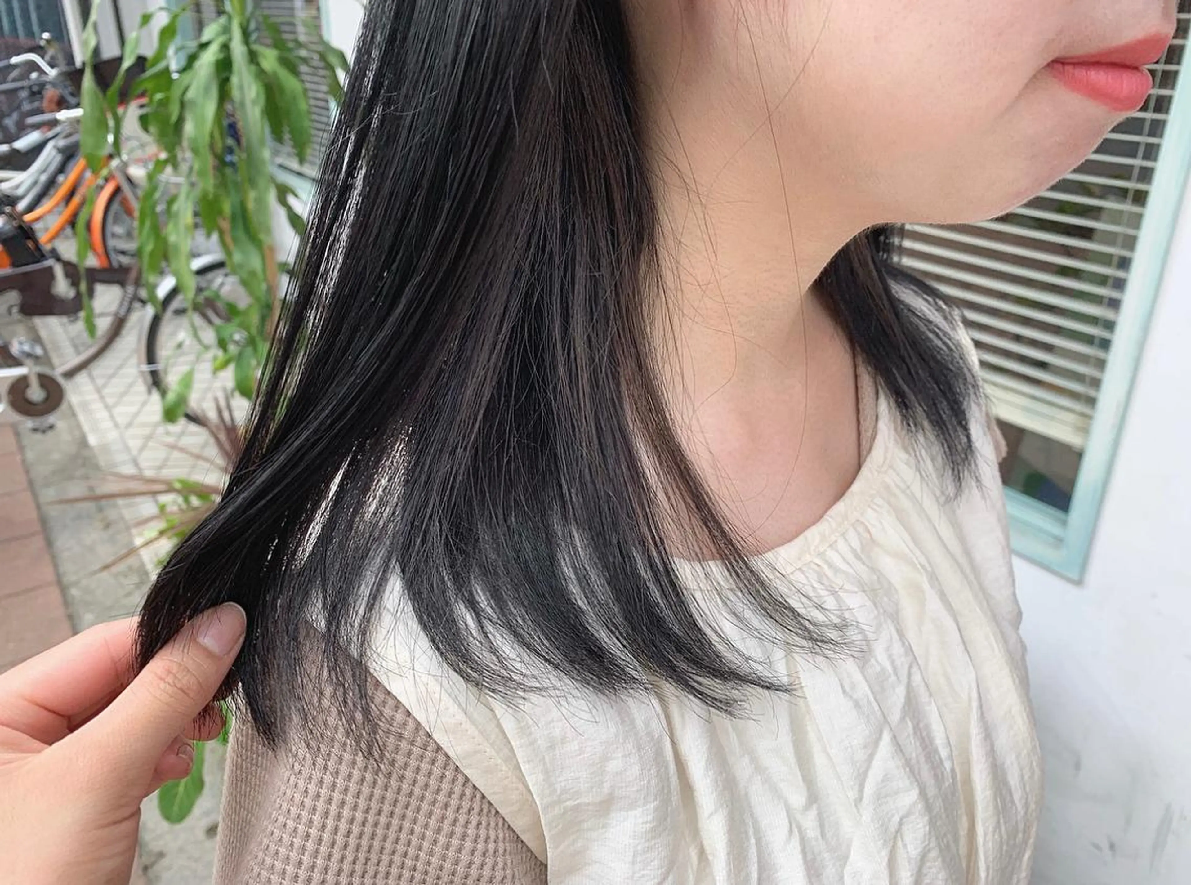 セミロング カラー ダークグレー イヤリングカラー グレージュ シルバー ヘアカラー たかいわ みきのヘアスタイル