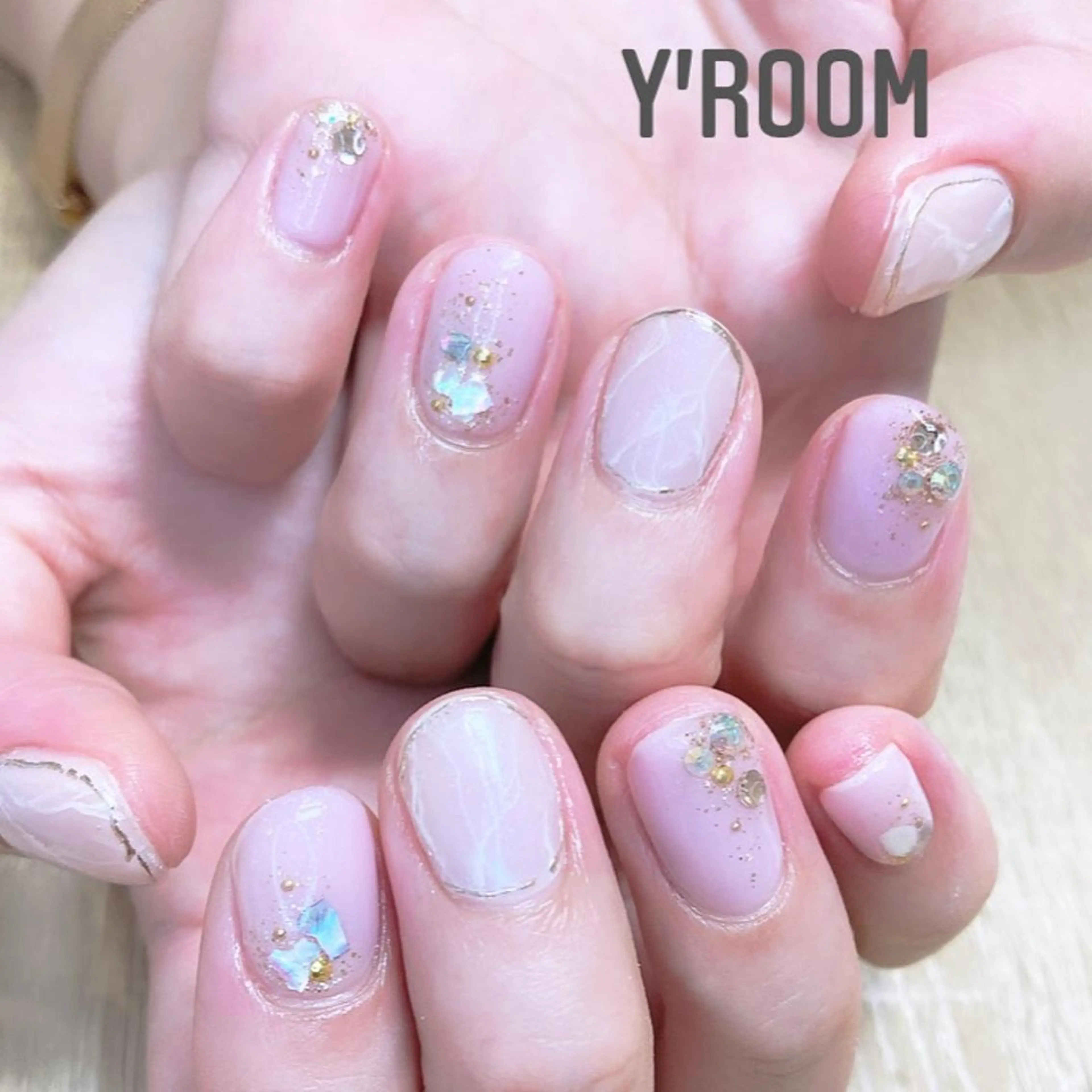 ネイル オーロラネイル フラッシュネイル フットネイル ジェルネイル 氷ネイル・うるうるネイル YUKA （ネイリスト）のネイルデザイン