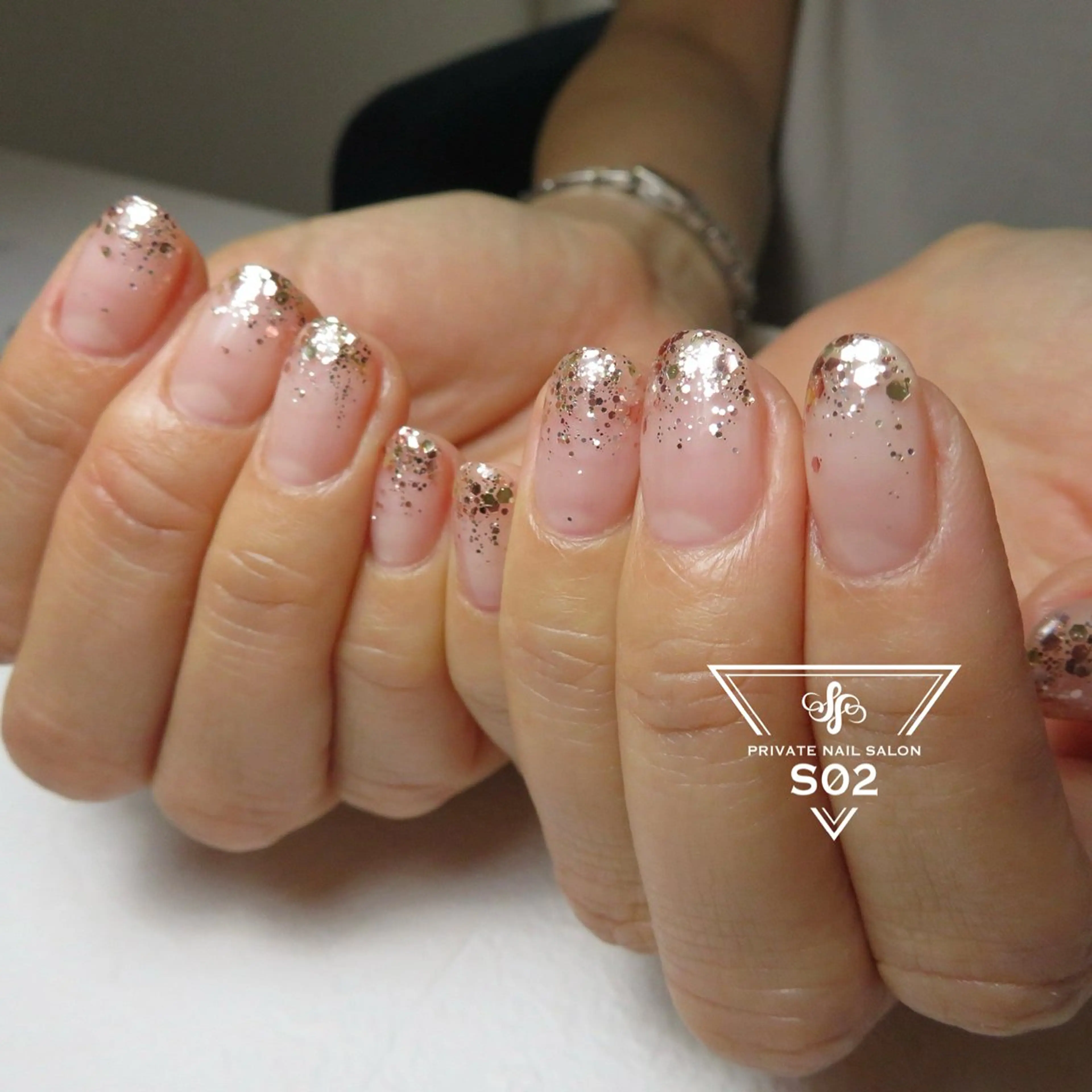 ネイル グラデーション キラキラネイル ラメ(グリッター) ラメグラデーション ワンカラーネイル S02 𝙲𝚑𝚒𝚎のネイルデザイン