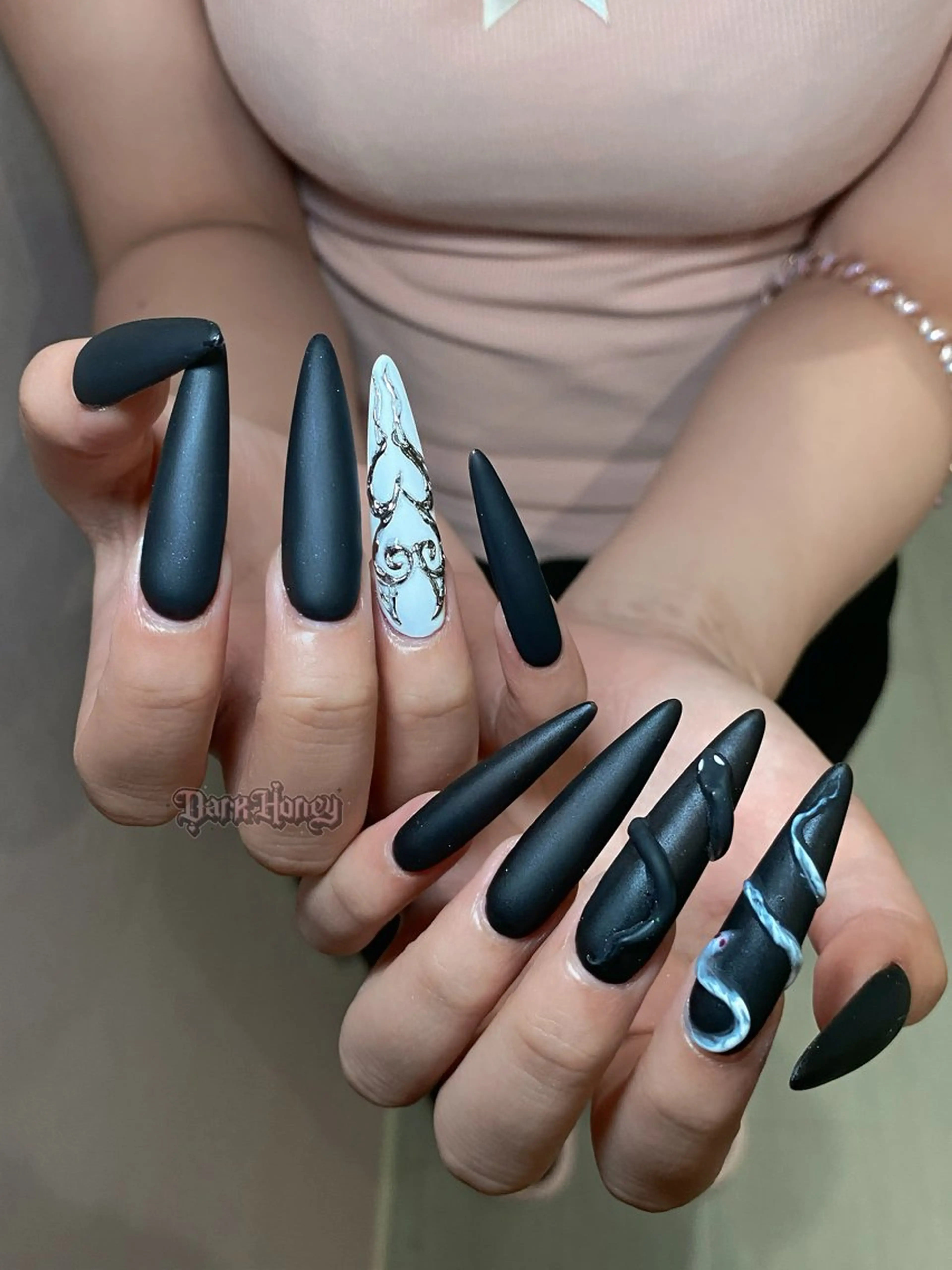 ネイル ハンドネイル Dark honey スカルプ専門原宿店のネイルデザイン