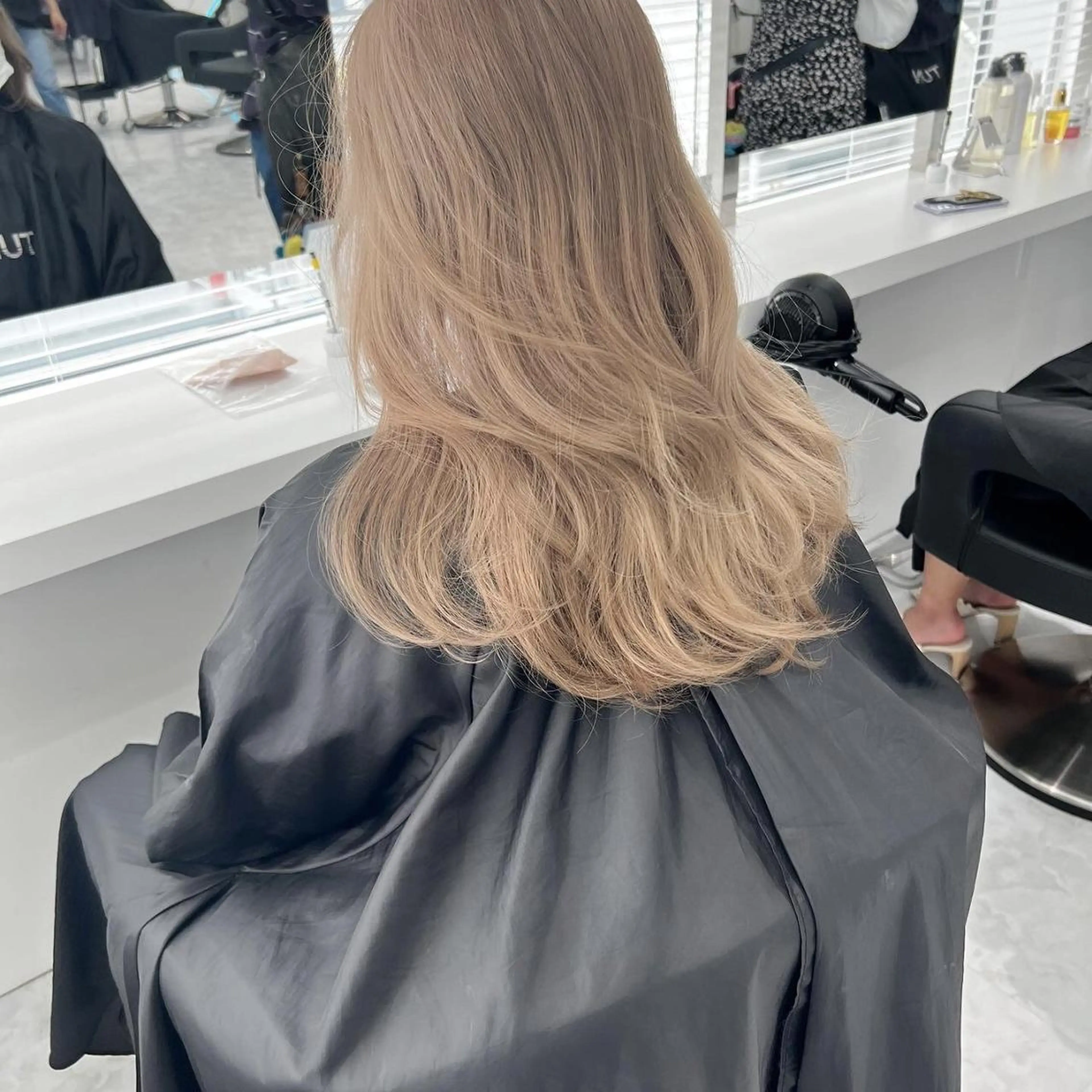 ロング カラー ハイトーンカラー 🦄レイヤーカットのヘアスタイル