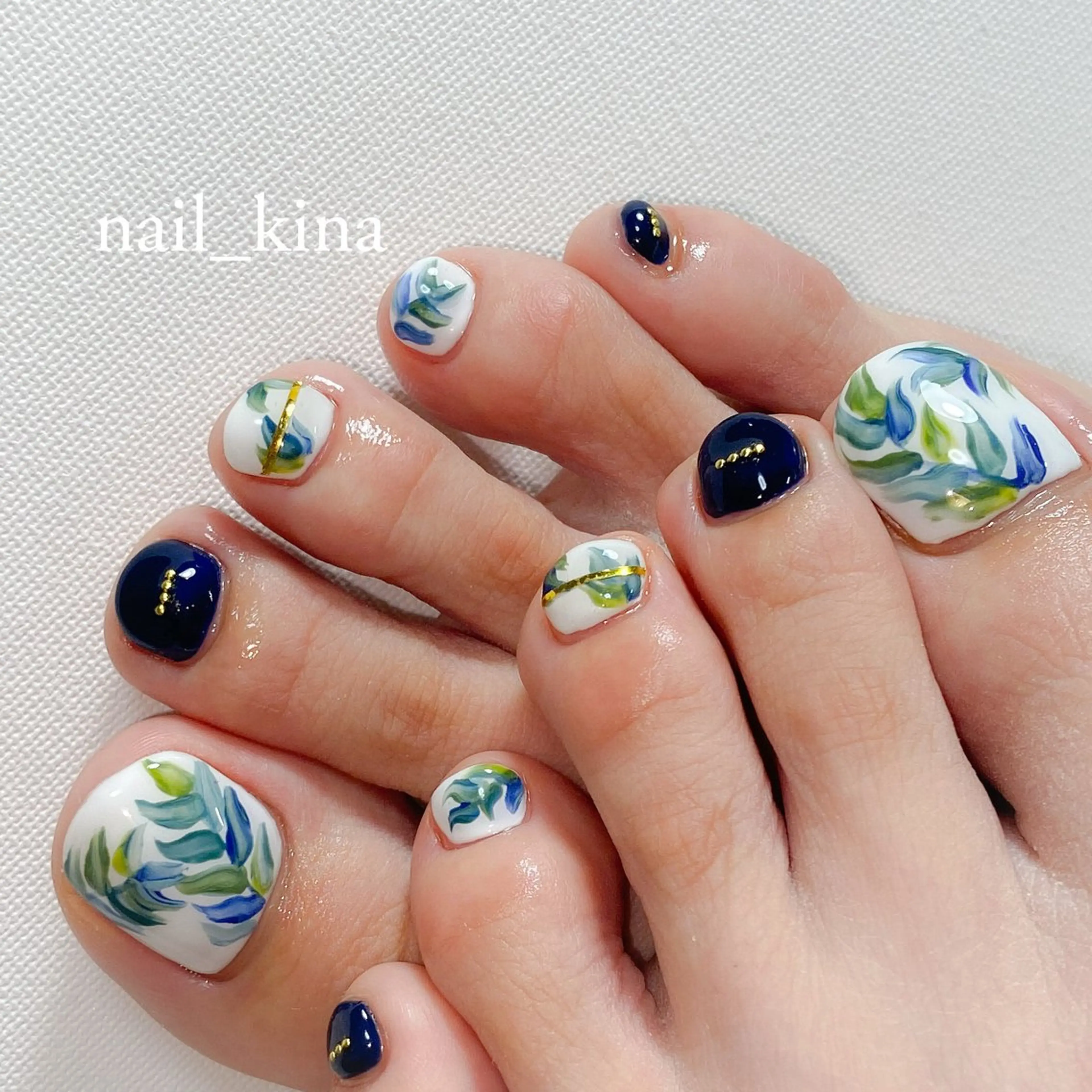 ネイル フットネイル ワンカラーネイル 夏ネイル nail_ kinaのネイルデザイン