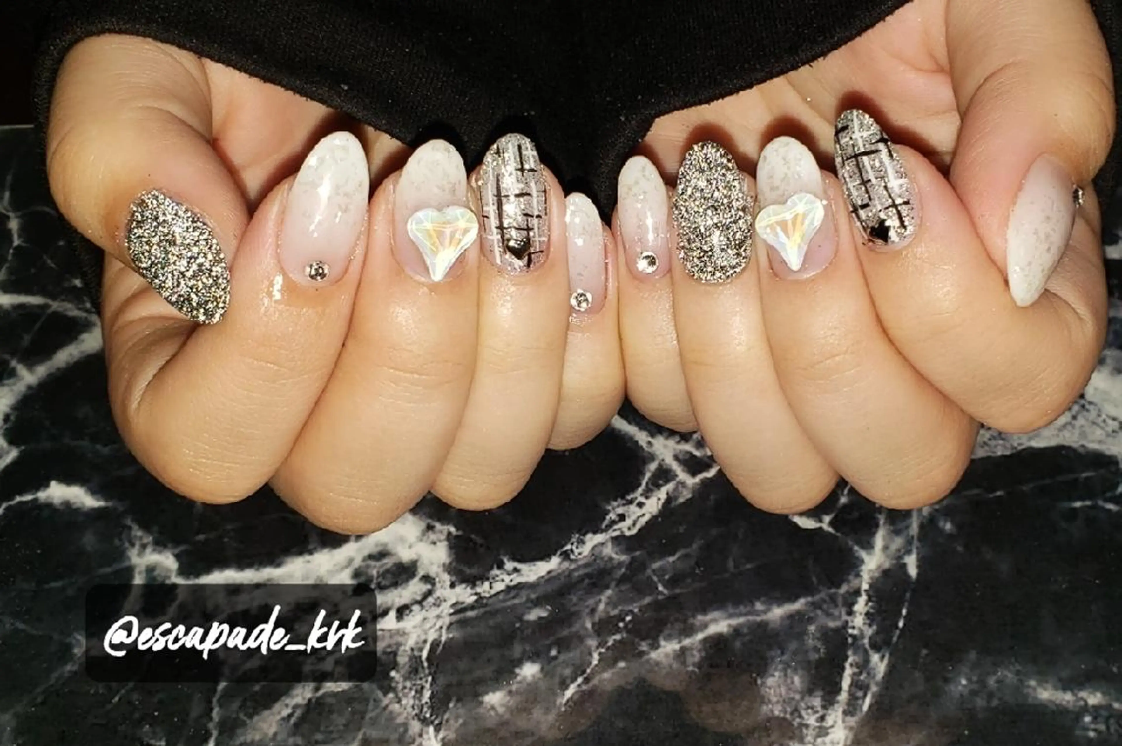 ミディアム ネイル フラッシュネイル ハンドネイル クロキ 。のネイルデザイン