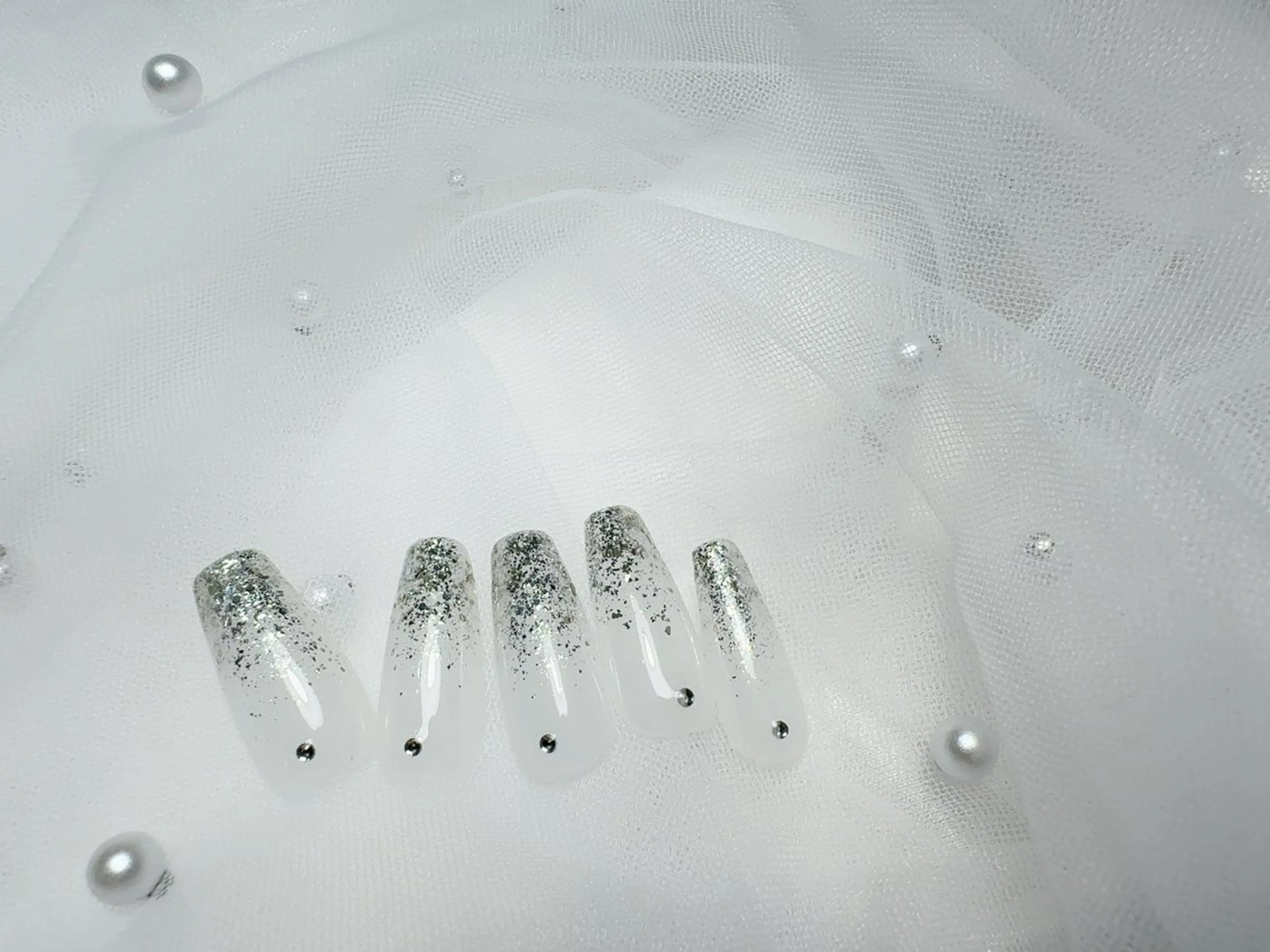 ネイル グラデーション ラメ(グリッター) ラメグラデーション ストーンネイル ハンドネイル プライベートサロン LUANAのエステ・リラクイメージ