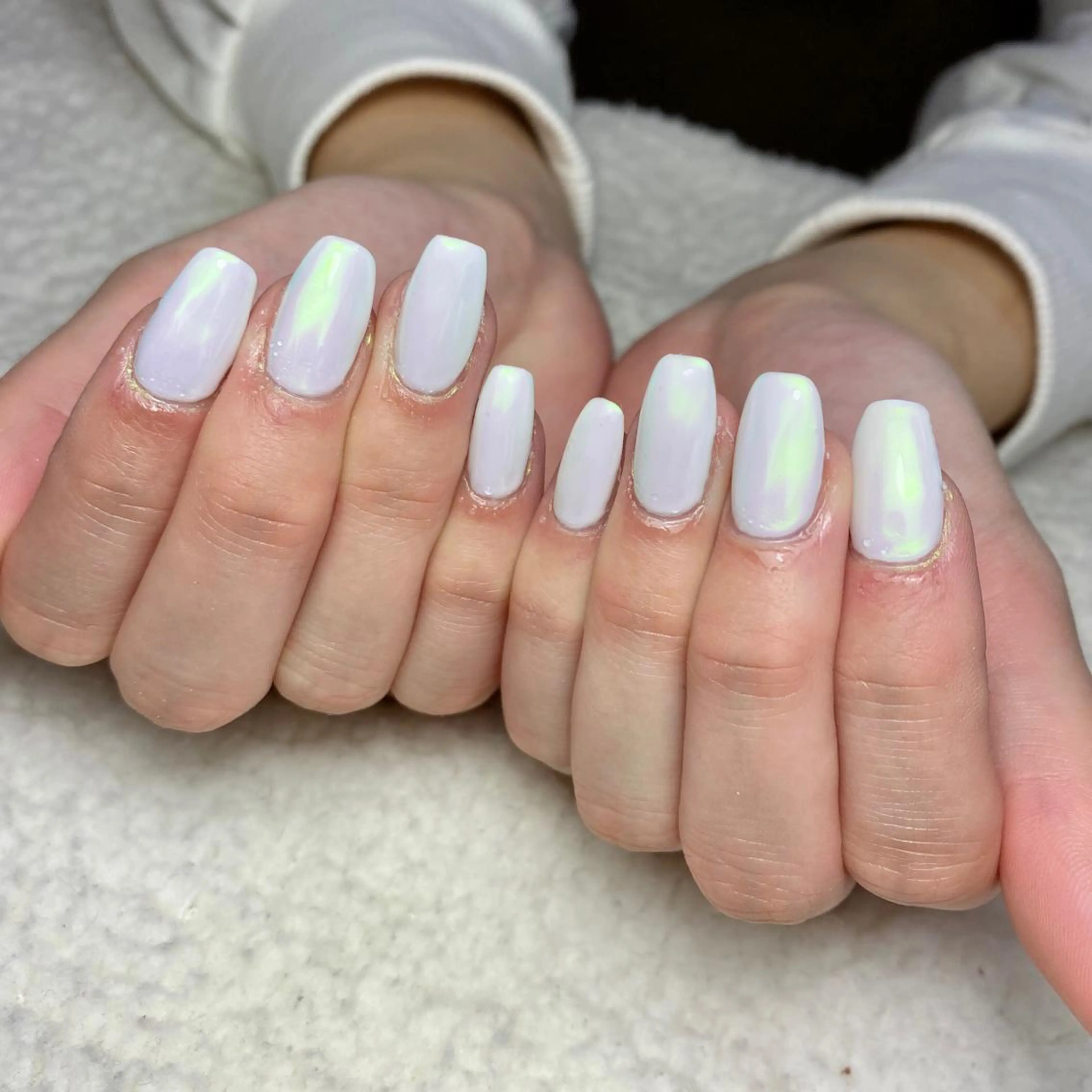 ネイル オーロラネイル ワンカラーネイル シンプルネイル ホワイト ハンドネイル COCO+所属・COCO +のエステ・リラクイメージ