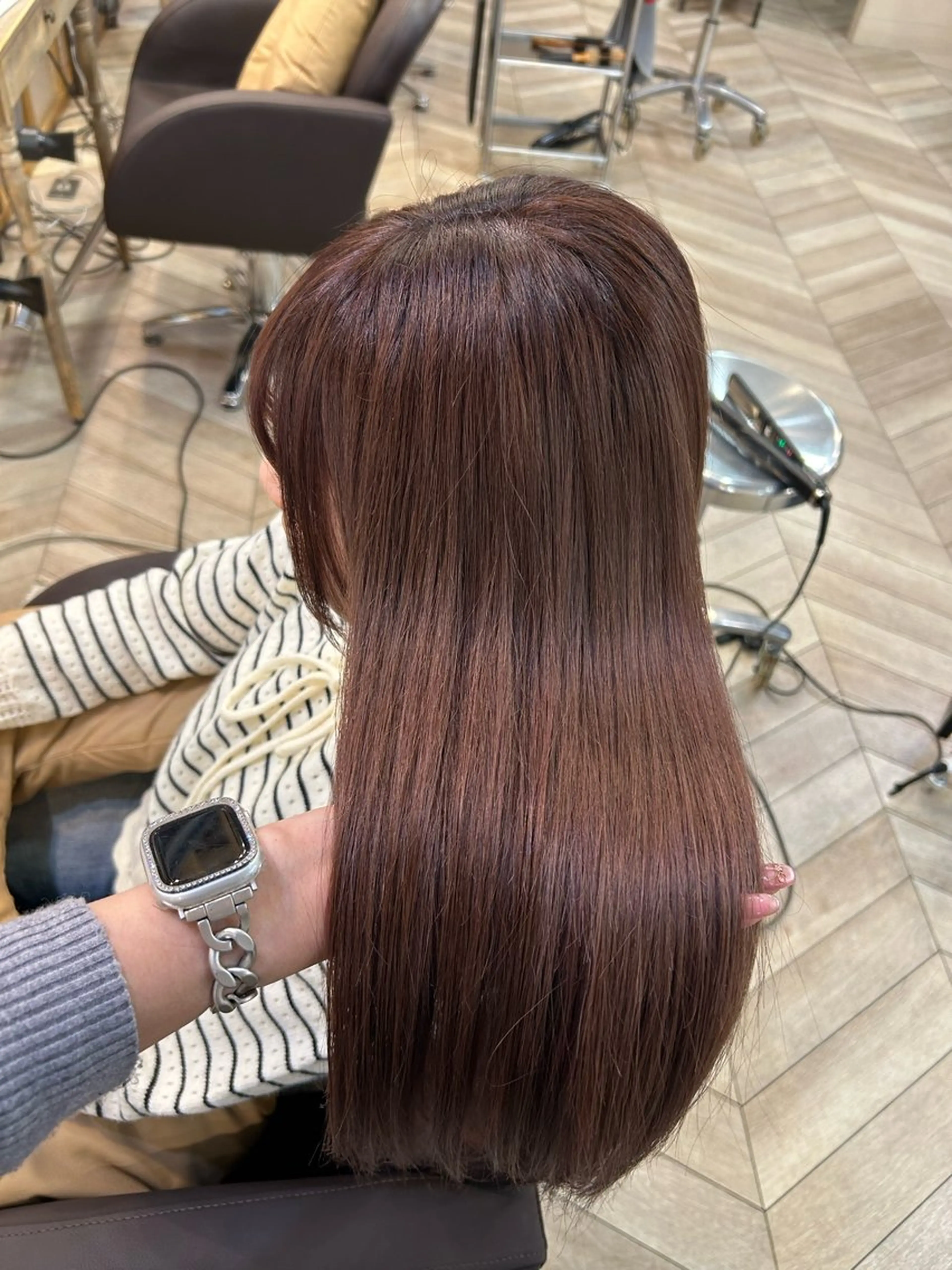 ミディアム カラー ヤスザトアヤノ ／レイヤー／オリーブのヘアスタイル