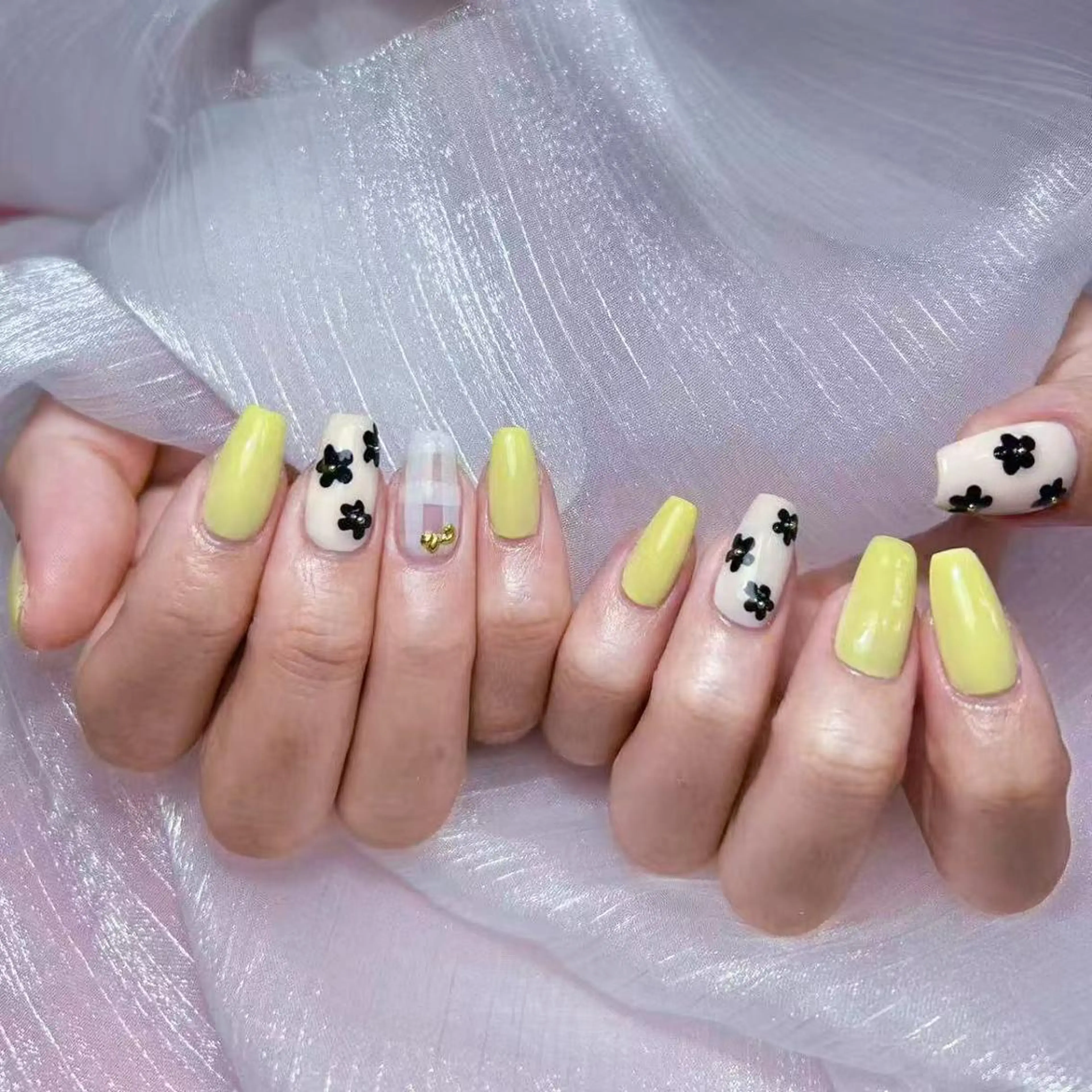 ネイル アートネイル オーロラネイル ガーリー キラキラネイル マグネットネイル ハンドネイル DIAMOND 💅のネイルデザイン