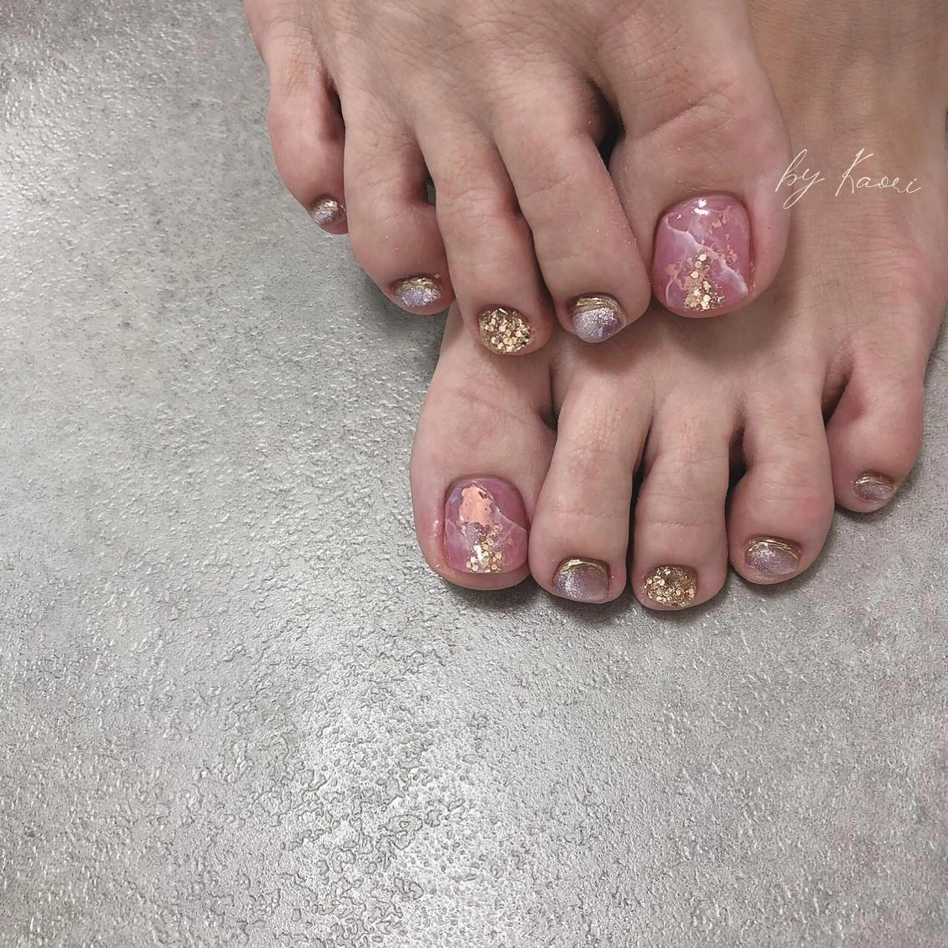 ネイル オーロラネイル ブラウン カジュアル フットネイル フレンチネイル フットネイル _Defi_ by Kaoriのネイルデザイン