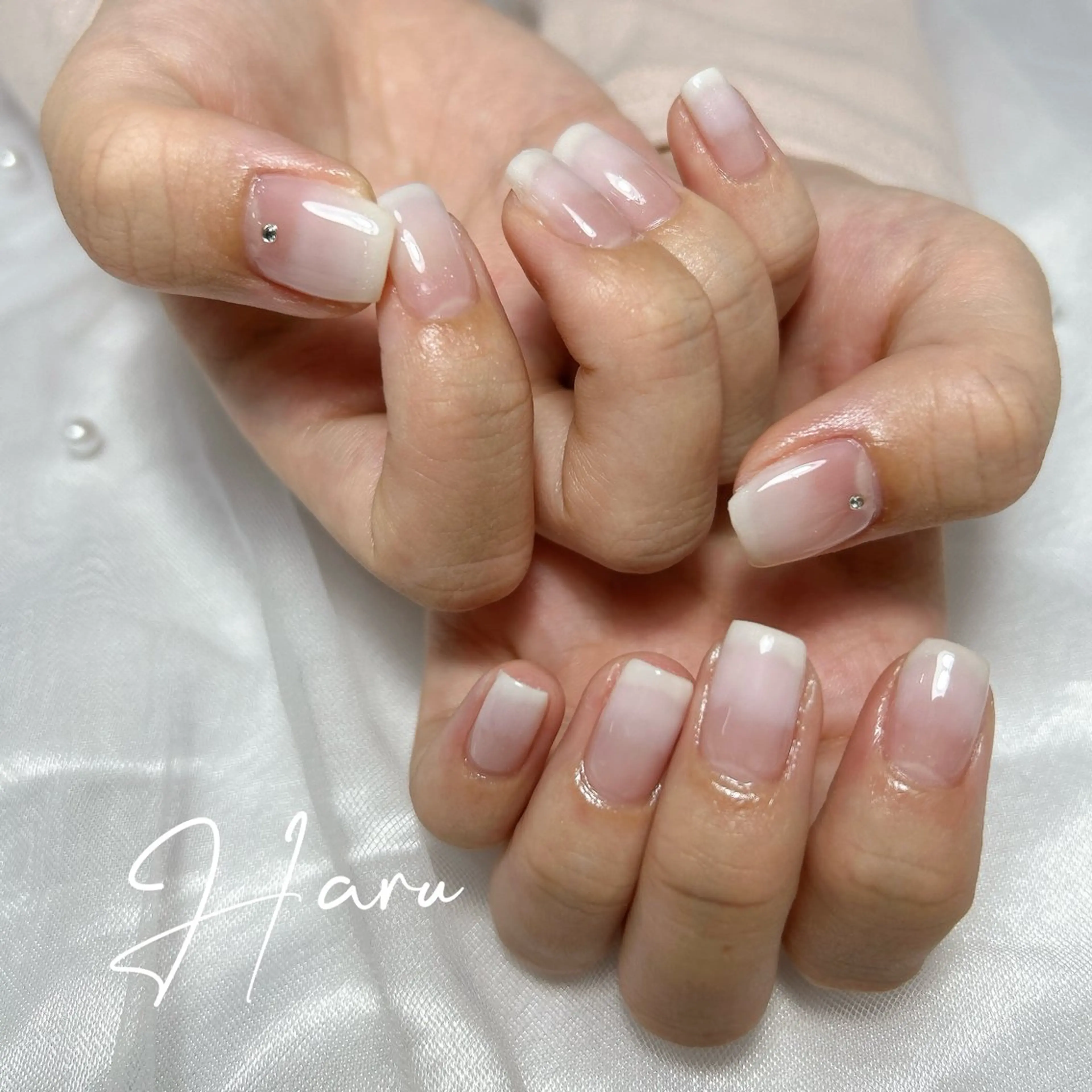 ネイル グラデーション ホワイト ハンドネイル Haru .mのネイルデザイン