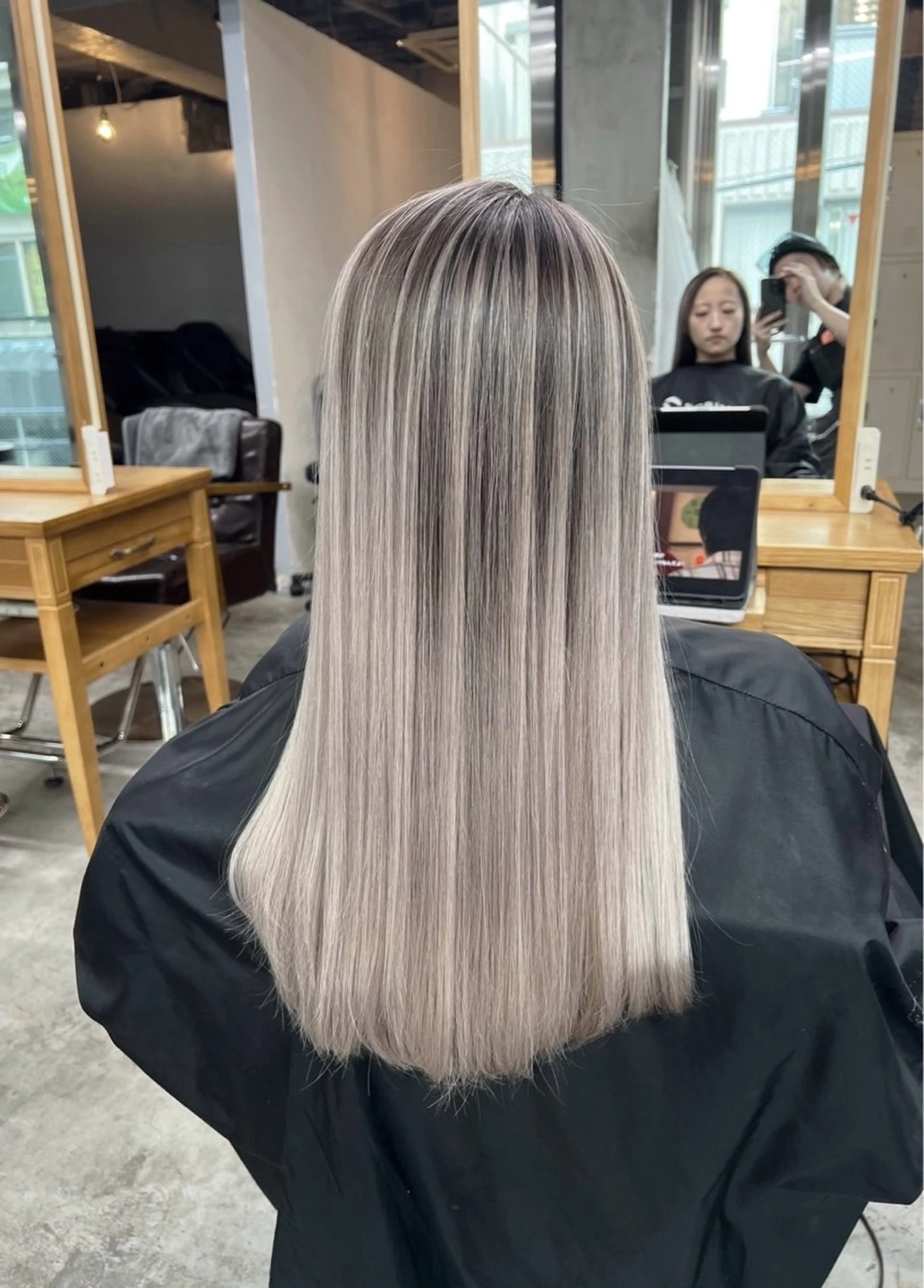 ロング カラー バレイヤージュ シルバー ホワイトシルバー レイヤーカット ヘアカラー トリートメント ROBIN所属・指名数No.1 /NAOYAのヘアスタイル