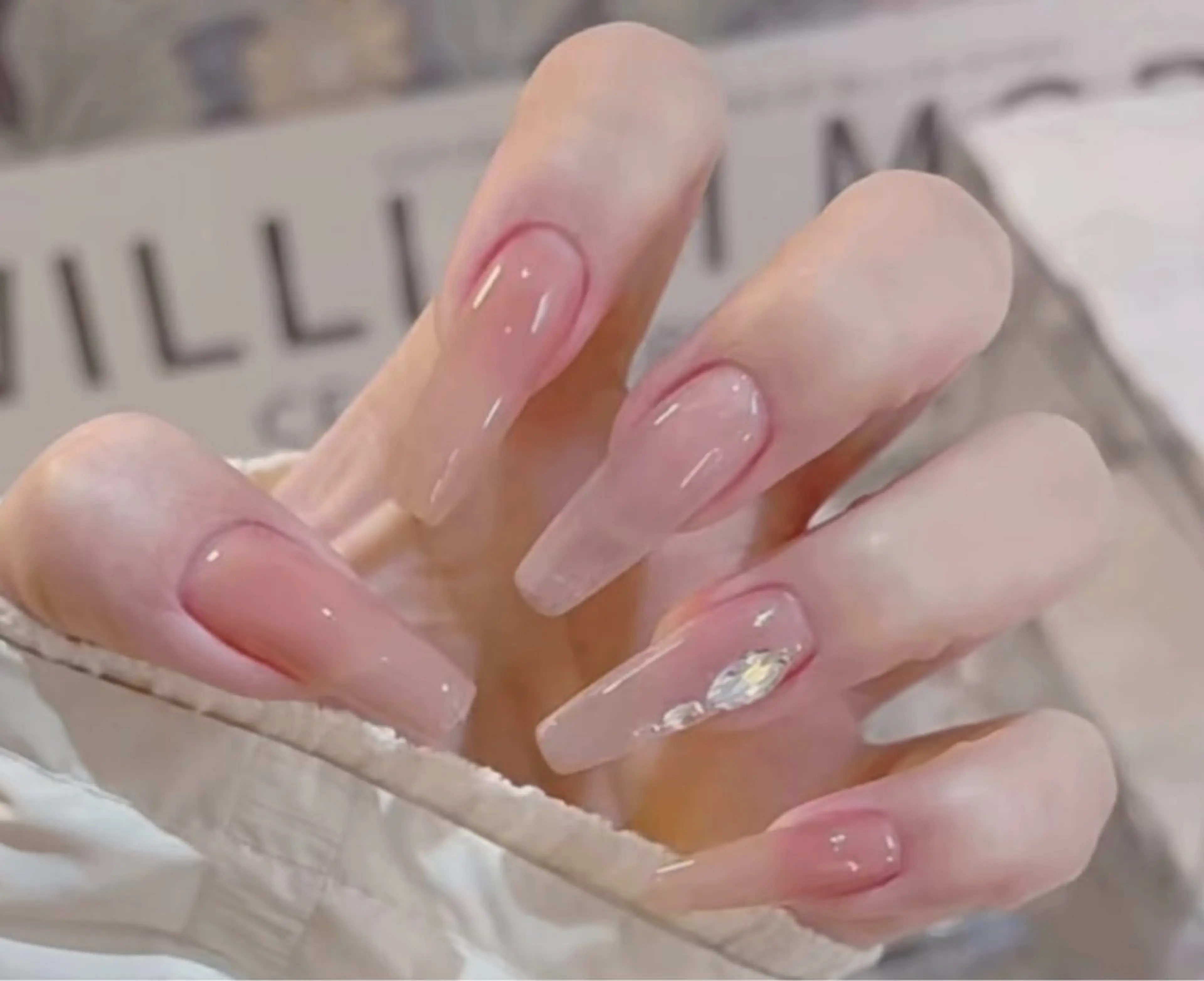 ネイル チークネイル 長さ出し フラワーネイル フレンチネイル ガーリー SunNail池袋駅 ワンホンネイルのネイルデザイン