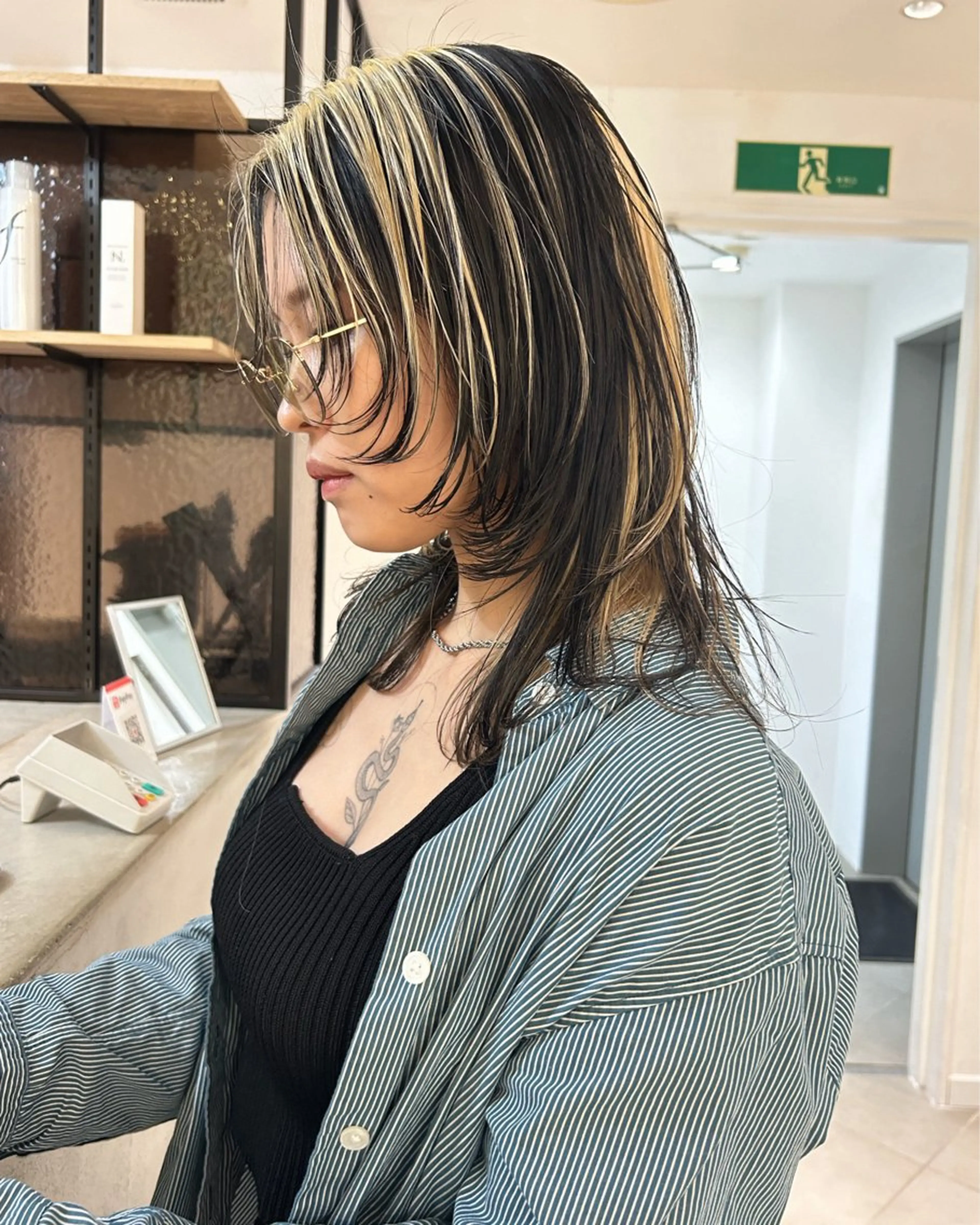 セミロング カラー レイヤーカット カット ヘアカラー トリートメント Loom.所属・村上雅人 ナチュラルモードのヘアスタイル