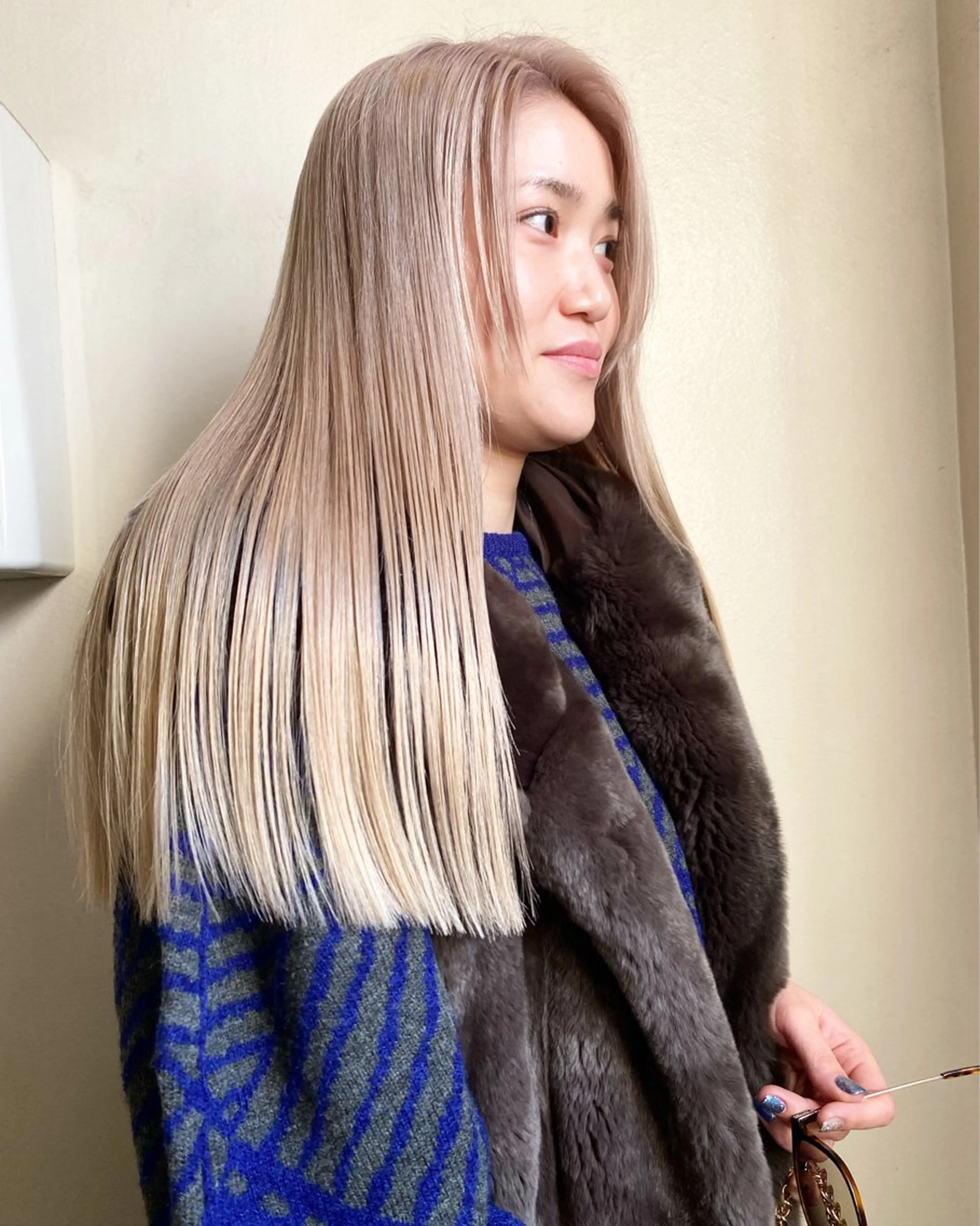 white color ケアブリーチ２回＋カラー＋２stepトリートメントの写真