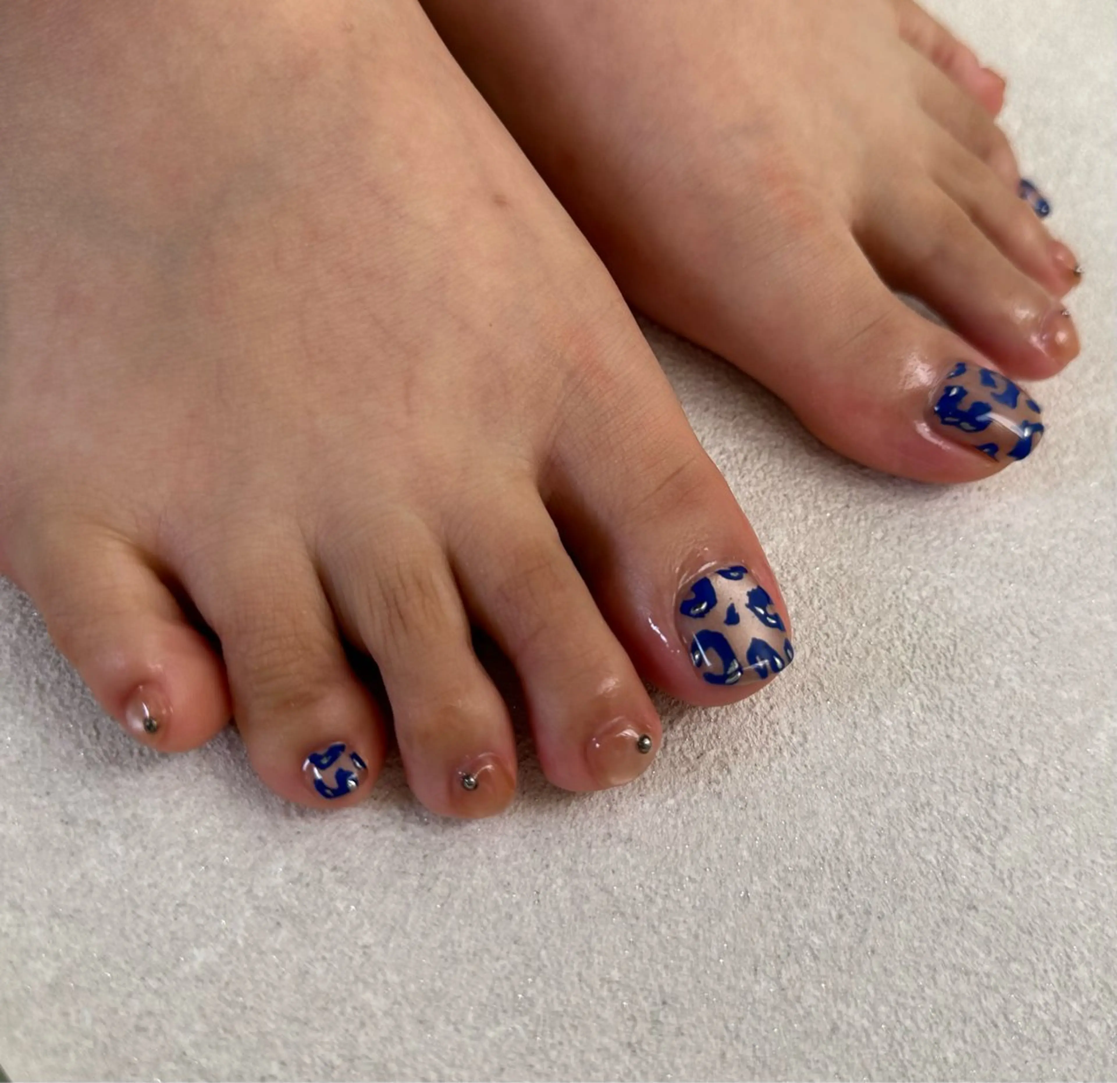 ネイル アニマル柄 ブルー フットネイル 持ち込み ニュアンスネイル num-fi Aiのネイルデザイン