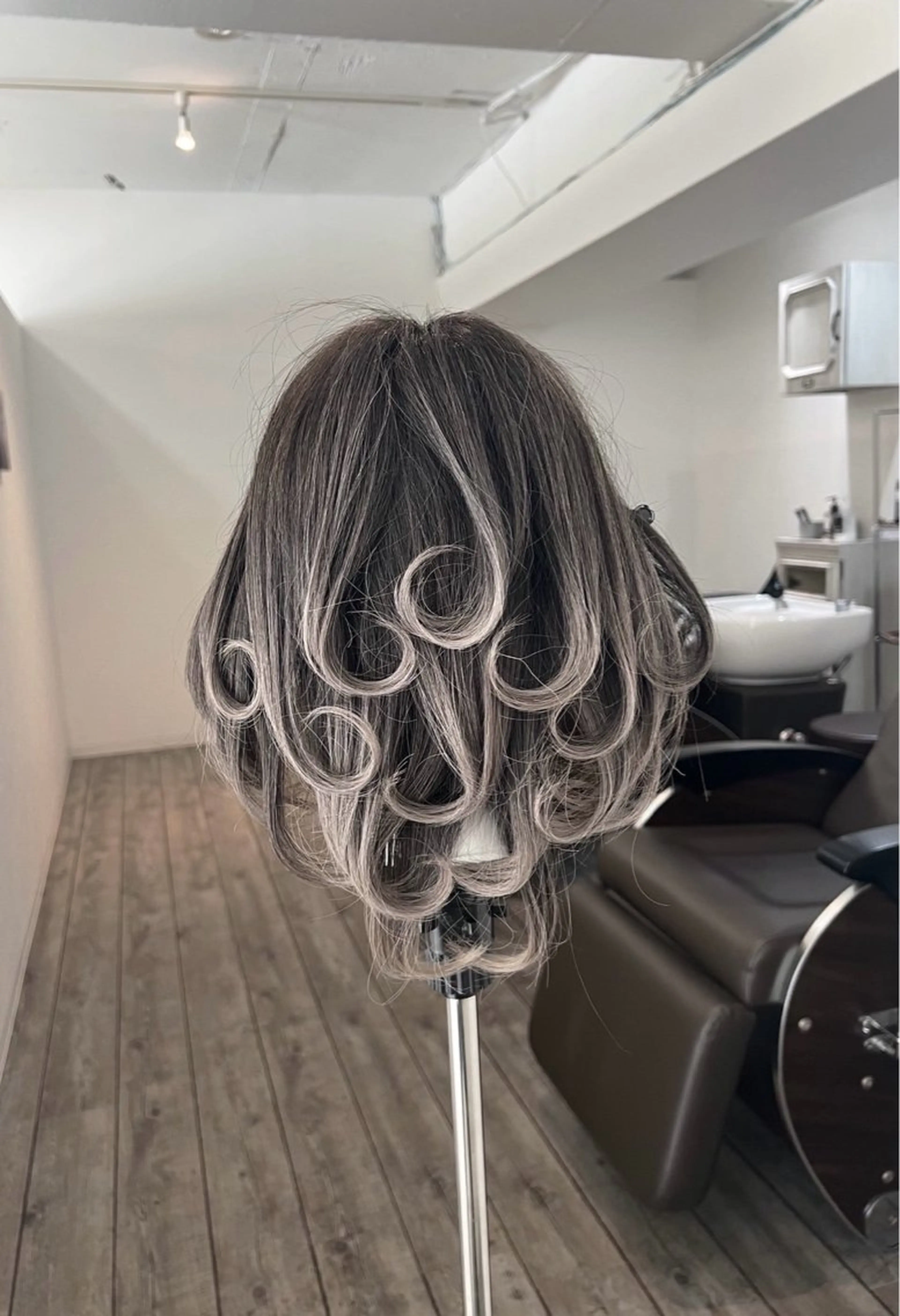 ミディアム カラー バレイヤージュ シルバー ホワイトシルバー レイヤーカット カット ヘアカラー トリートメント ROBIN所属・指名数No.1 /NAOYAのヘアスタイル