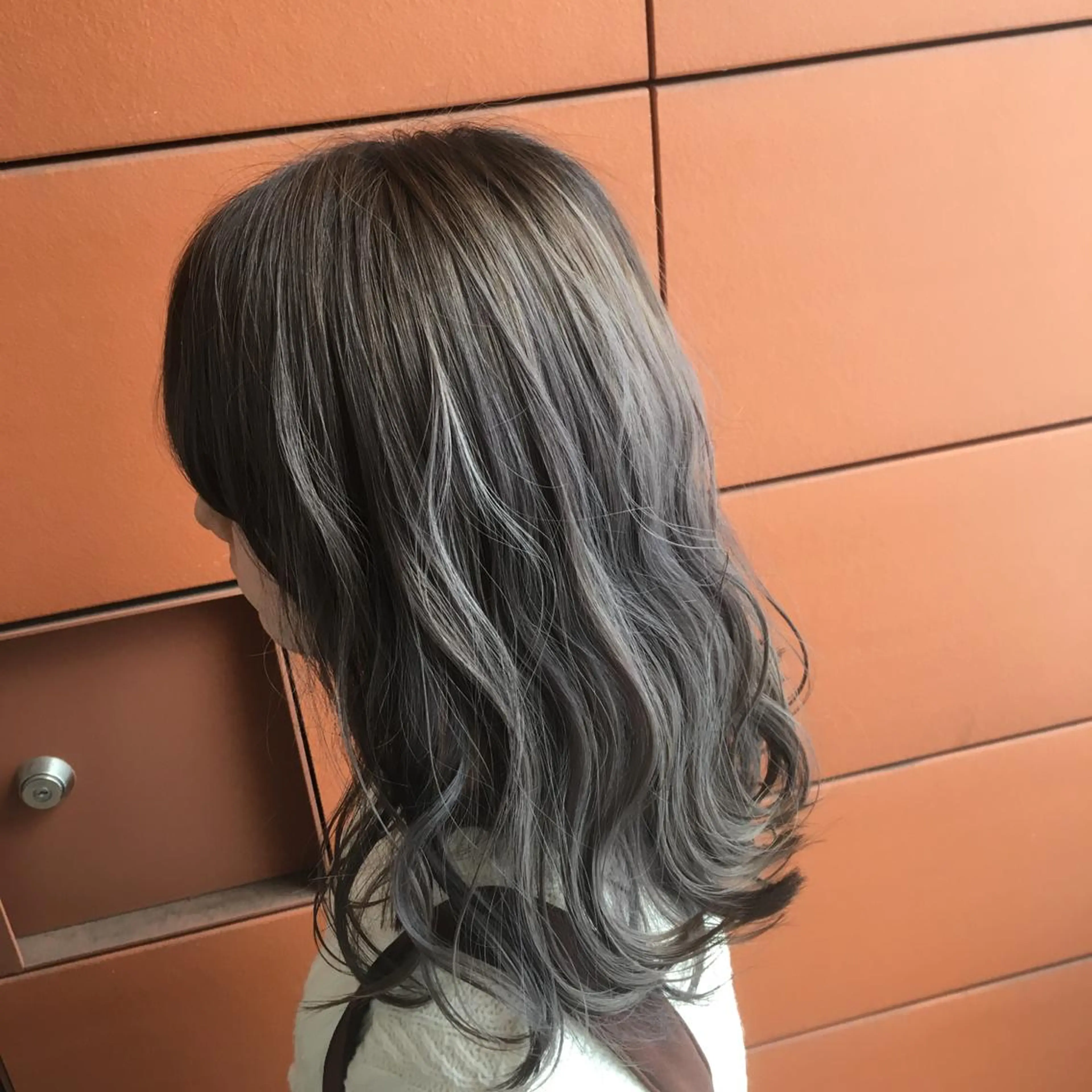 セミロング カラー シルバー Minori【ミノリ】所属・井手 孔介のヘアスタイル