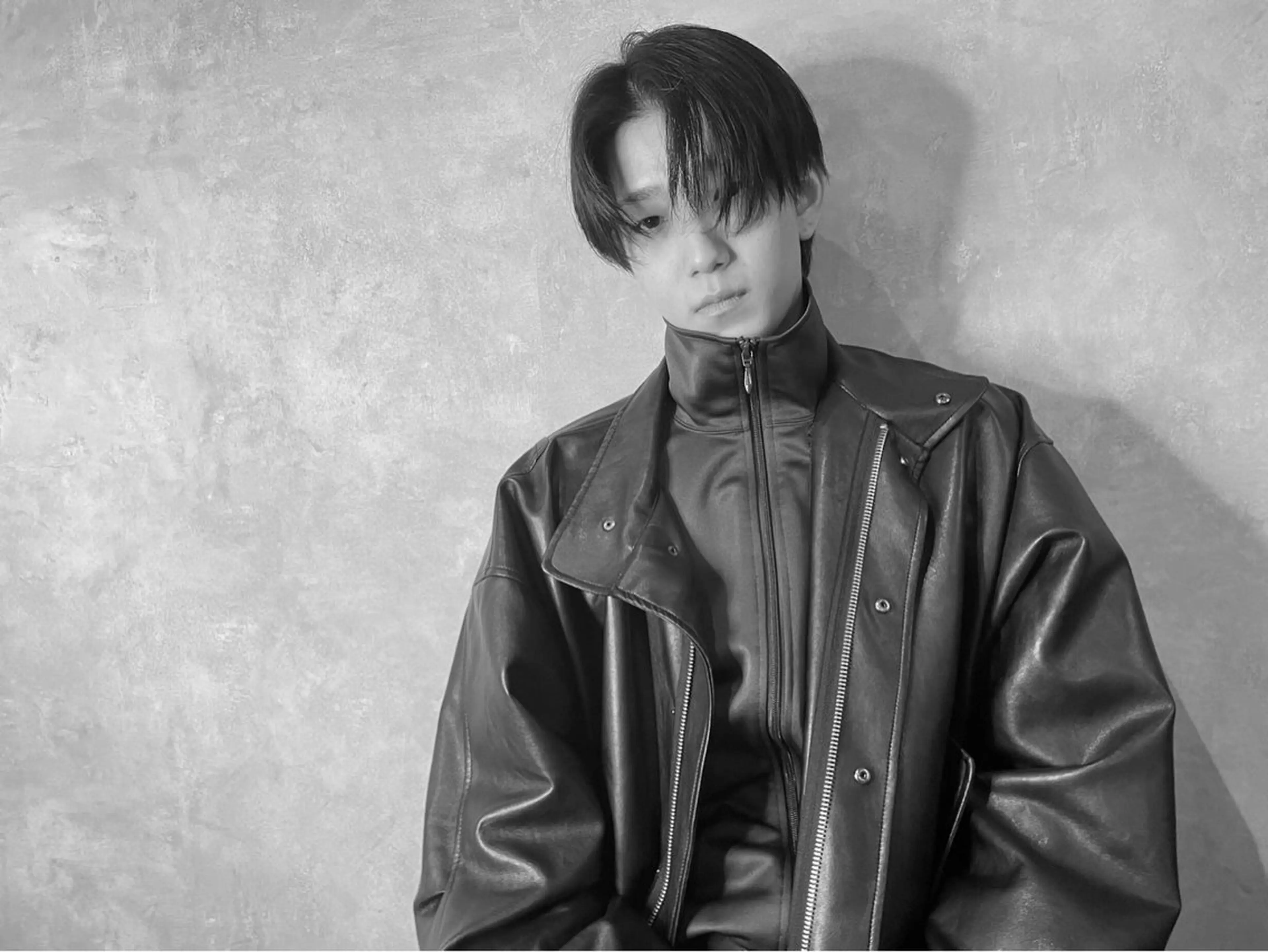 メンズ メンズバレイヤージュ センターパート メンズハイライト メンズ韓国風 メンズパーマ COEUR🌟 山崎 朋也のヘアスタイル