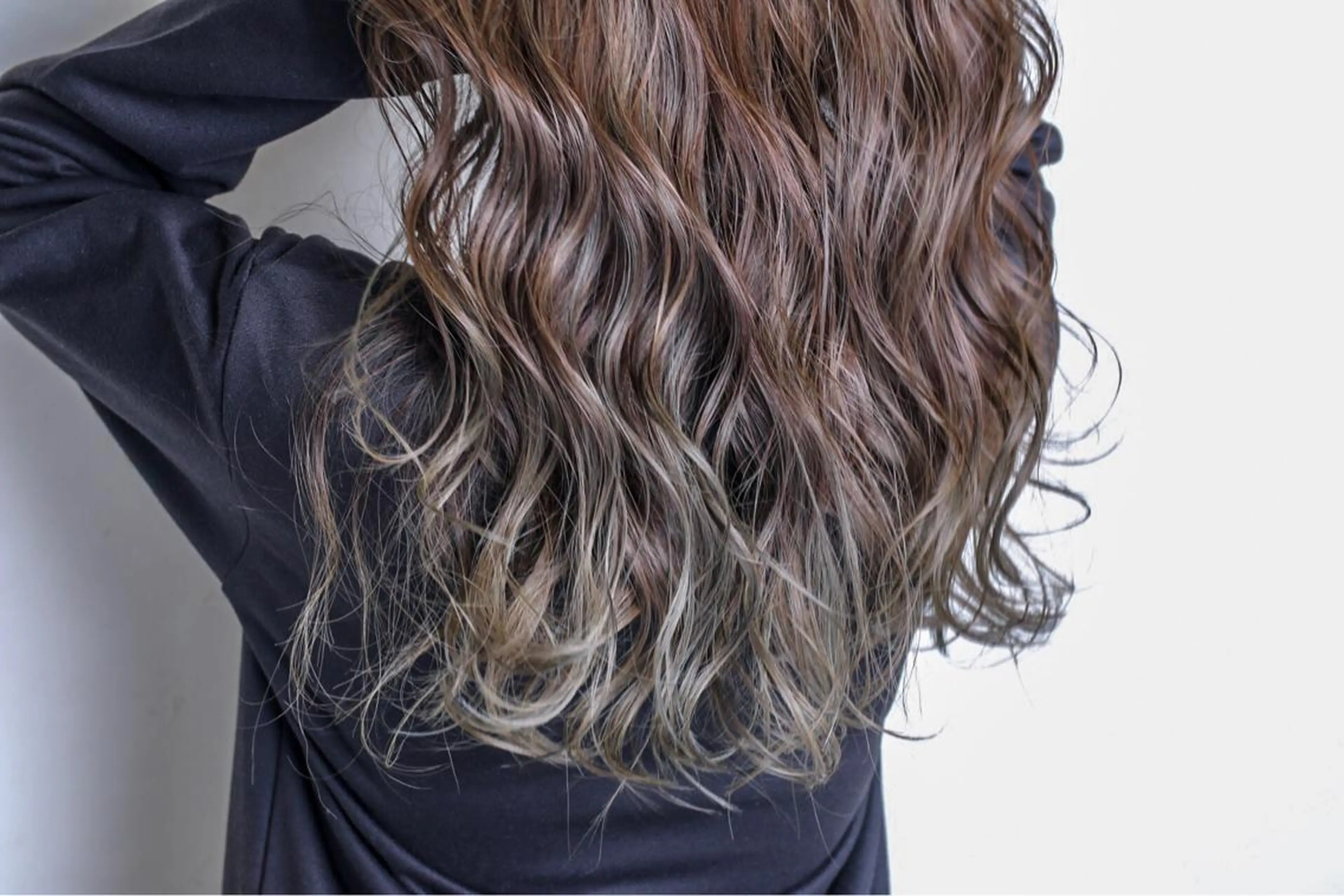 ロング カラー アッシュ グラデーションカラー ハイライトカラー ハイライト 永野 成知のヘアスタイル