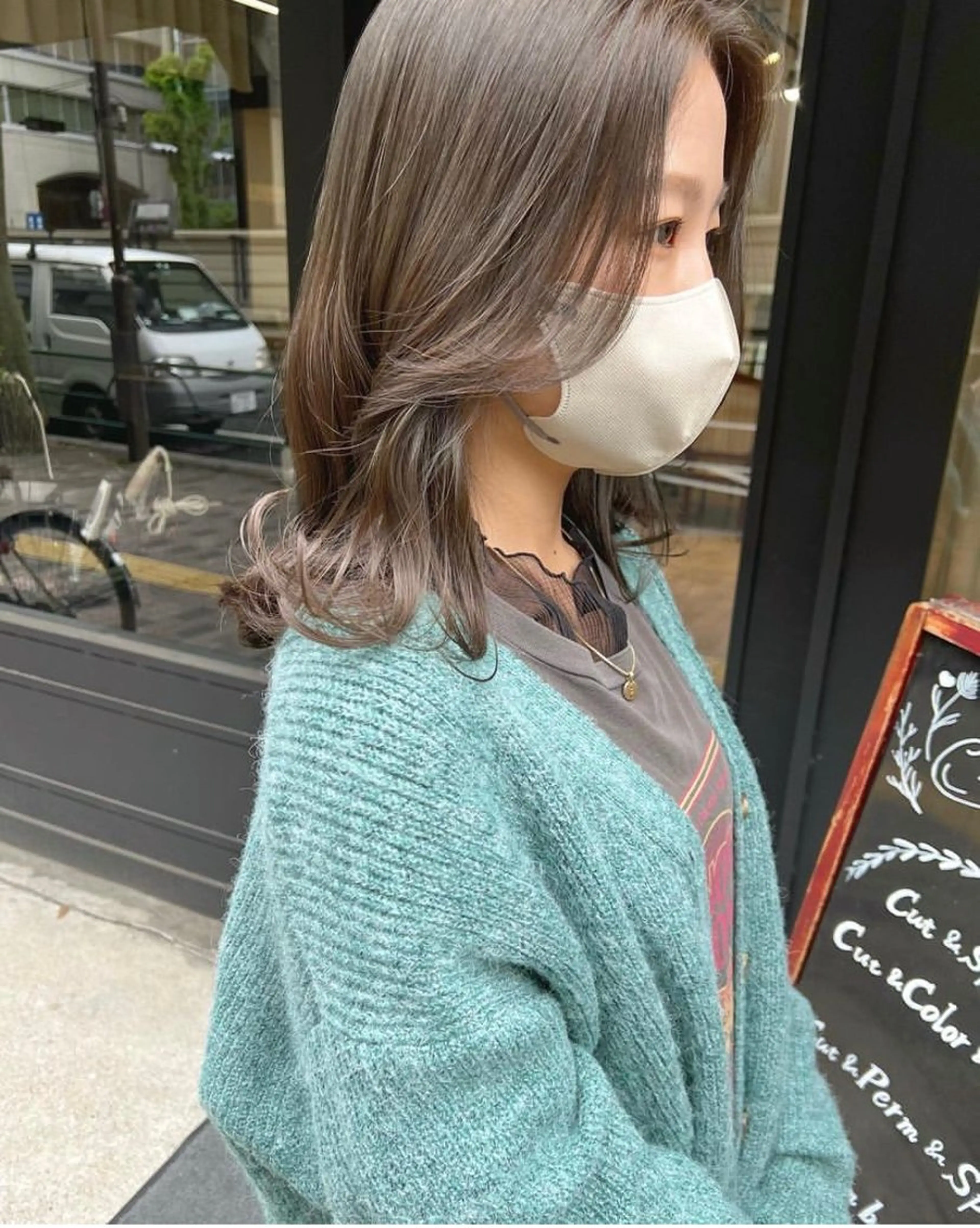 セミロング アッシュ ブリーチなしダブルカ ラー🩶manamiのヘアスタイル