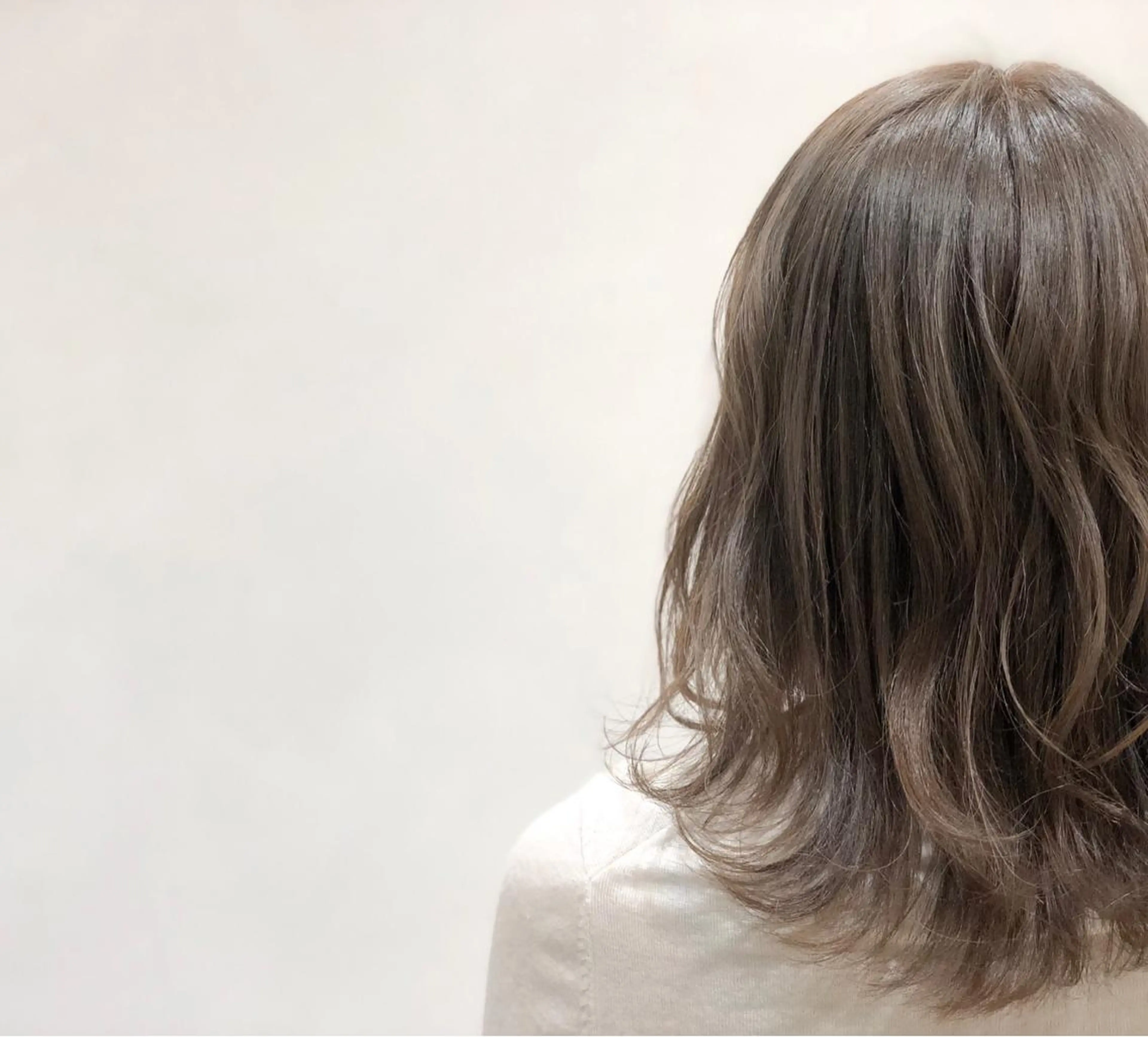 ミディアム カラー ヘアアレンジ ベージュカラー ブリーチ 透明感カラー グレージュ カット ヘアカラー いしだ みさきのヘアスタイル