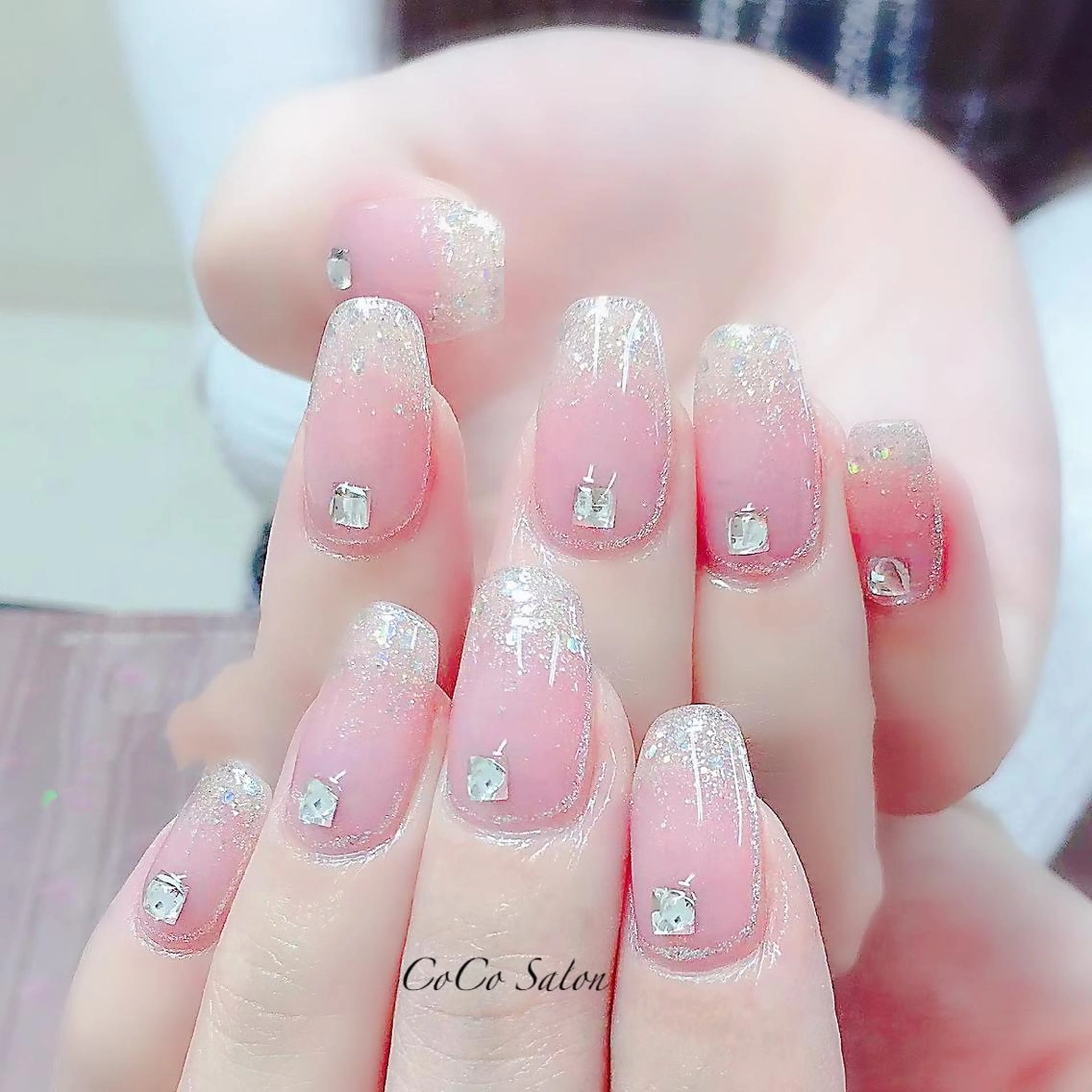 ネイル 長さ出し ジェルネイル グラデーション ホログラムネイル キラキラネイル ハンドネイル CoCoSalon ネイル/まつ毛予約のネイルデザイン