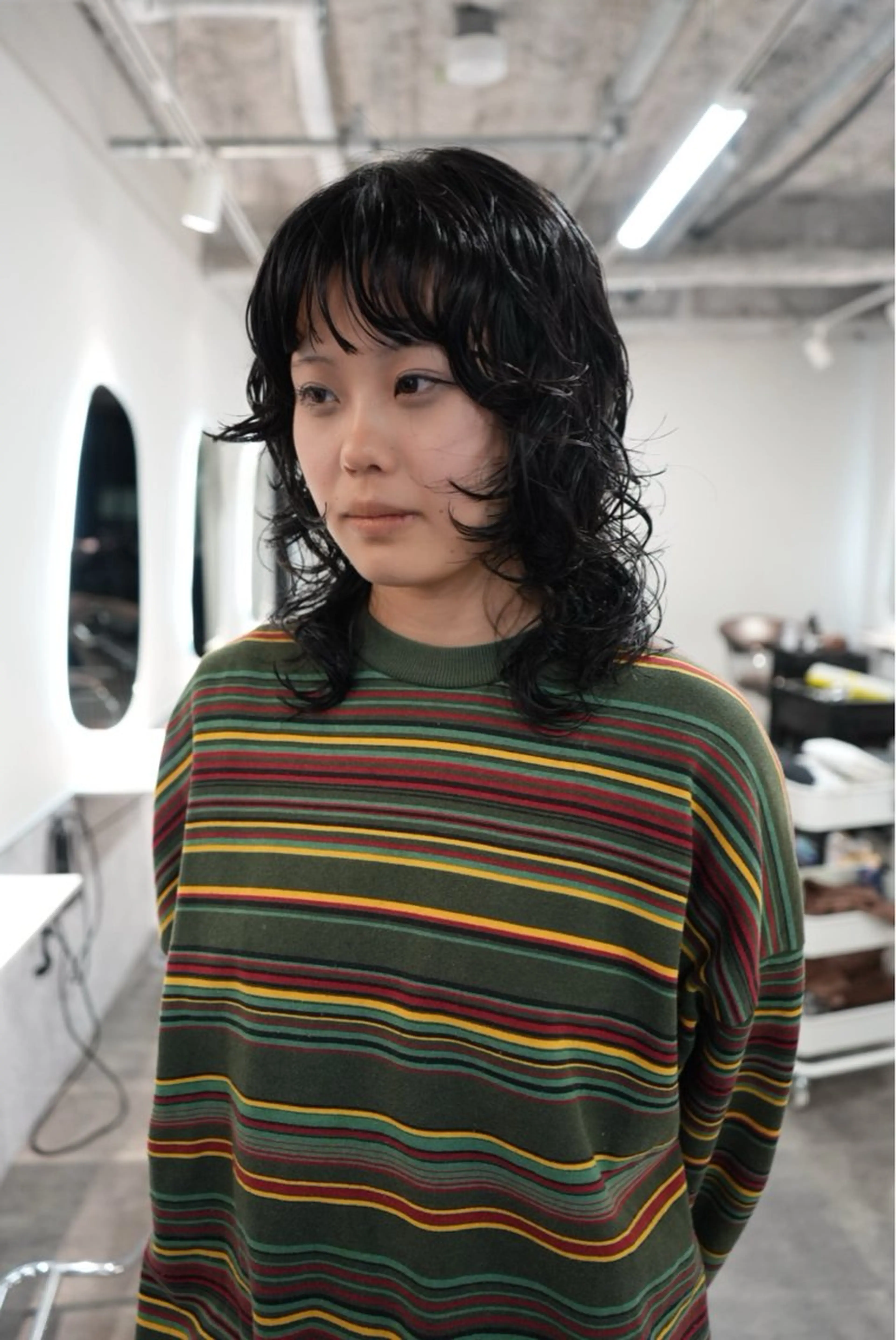 ミディアム パーマ ミディアムパーマ レイヤーカット カット パーマ トリートメント 新宿/ハイトーン /パーマ/戸羽のヘアスタイル