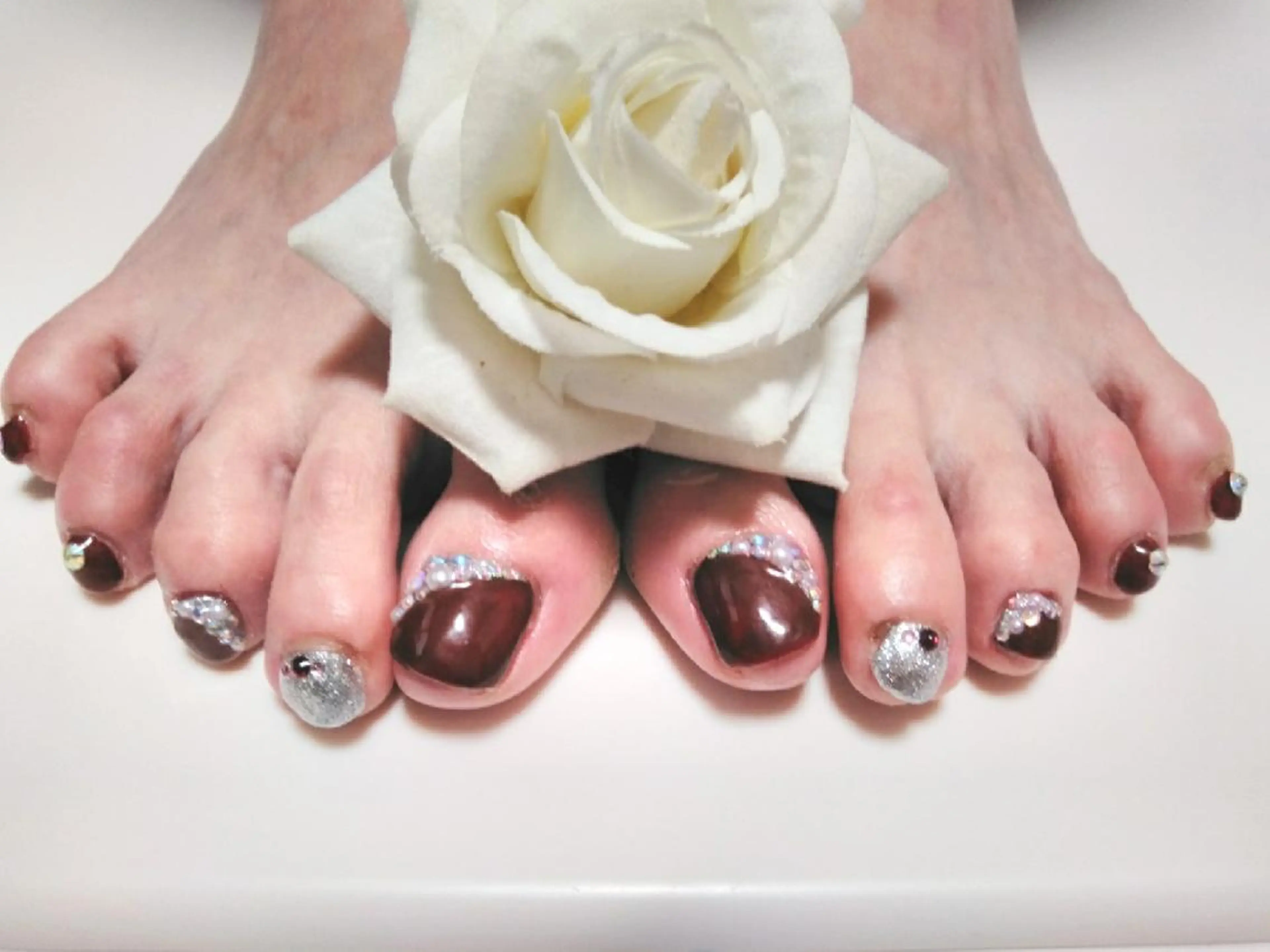 ネイル フットネイル エステとネイル ローズコンフォートのネイルデザイン
