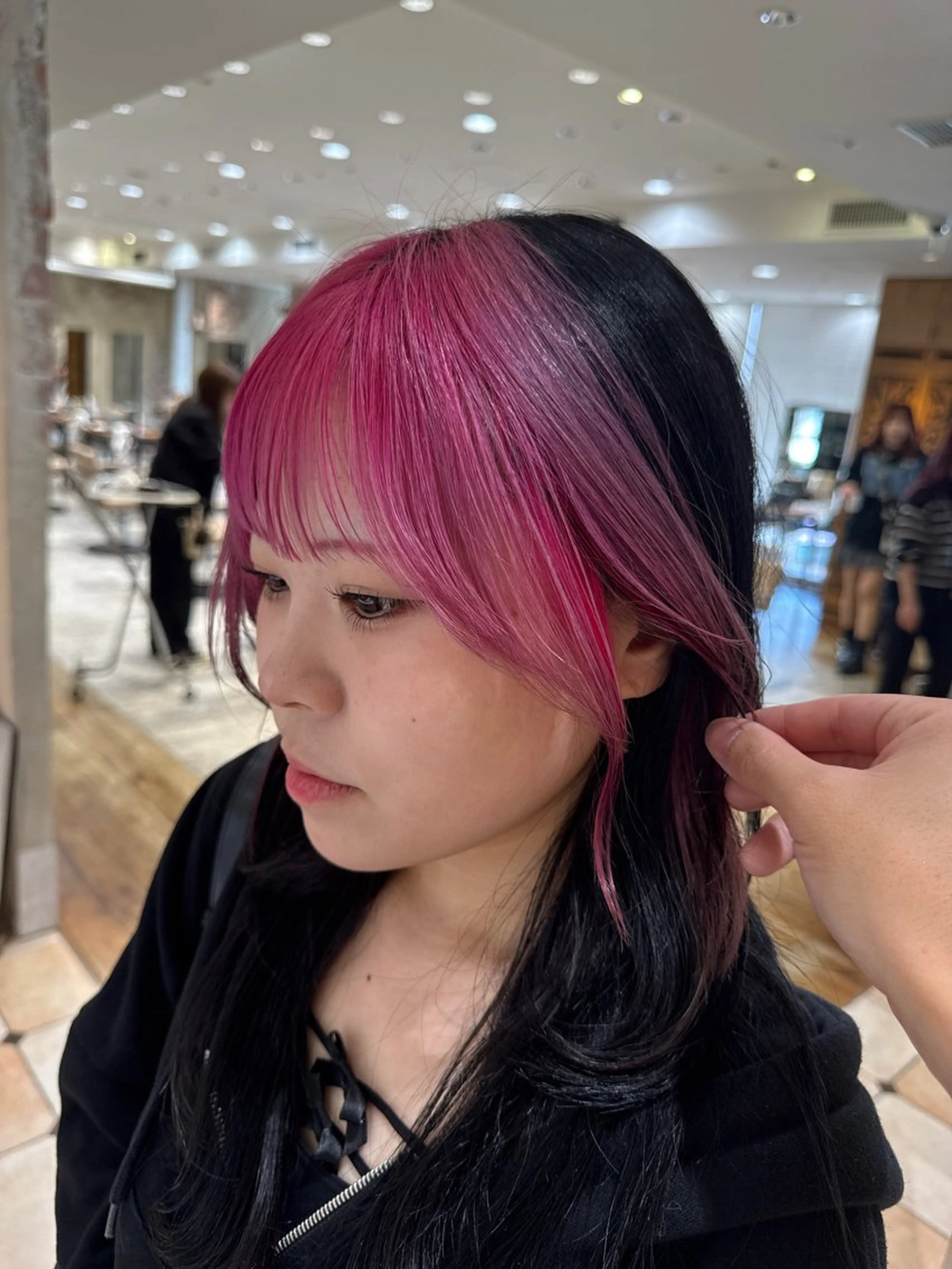 ミディアム カット ヘアカラー トリートメント ヘアセット 顔まわりカット 前髪カット安井楽人のヘアスタイル