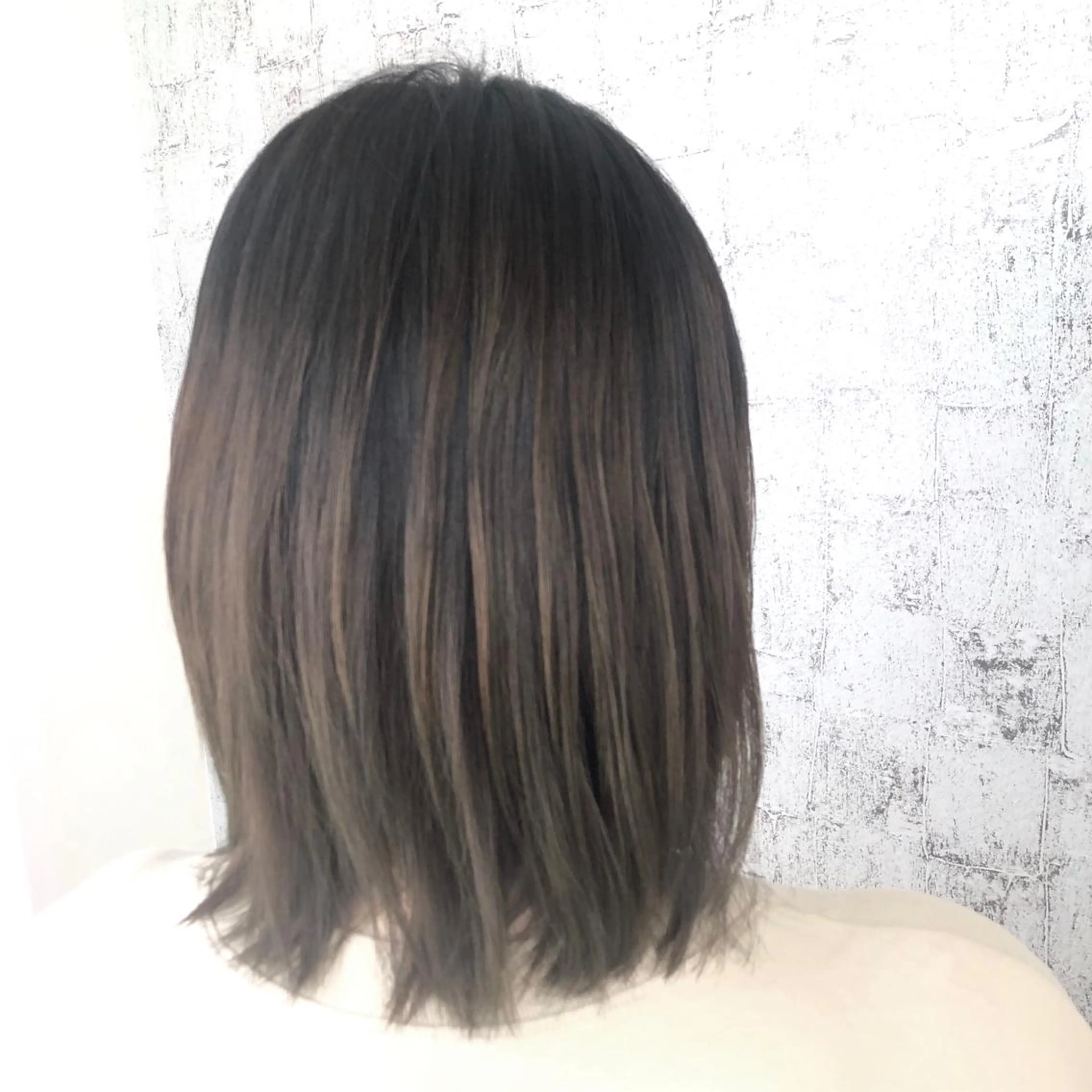 ミディアム カラー アッシュ 黒髪 デザインカラー グラデーションカラー ベージュ/インナー カラー🤍Rieのヘアスタイル