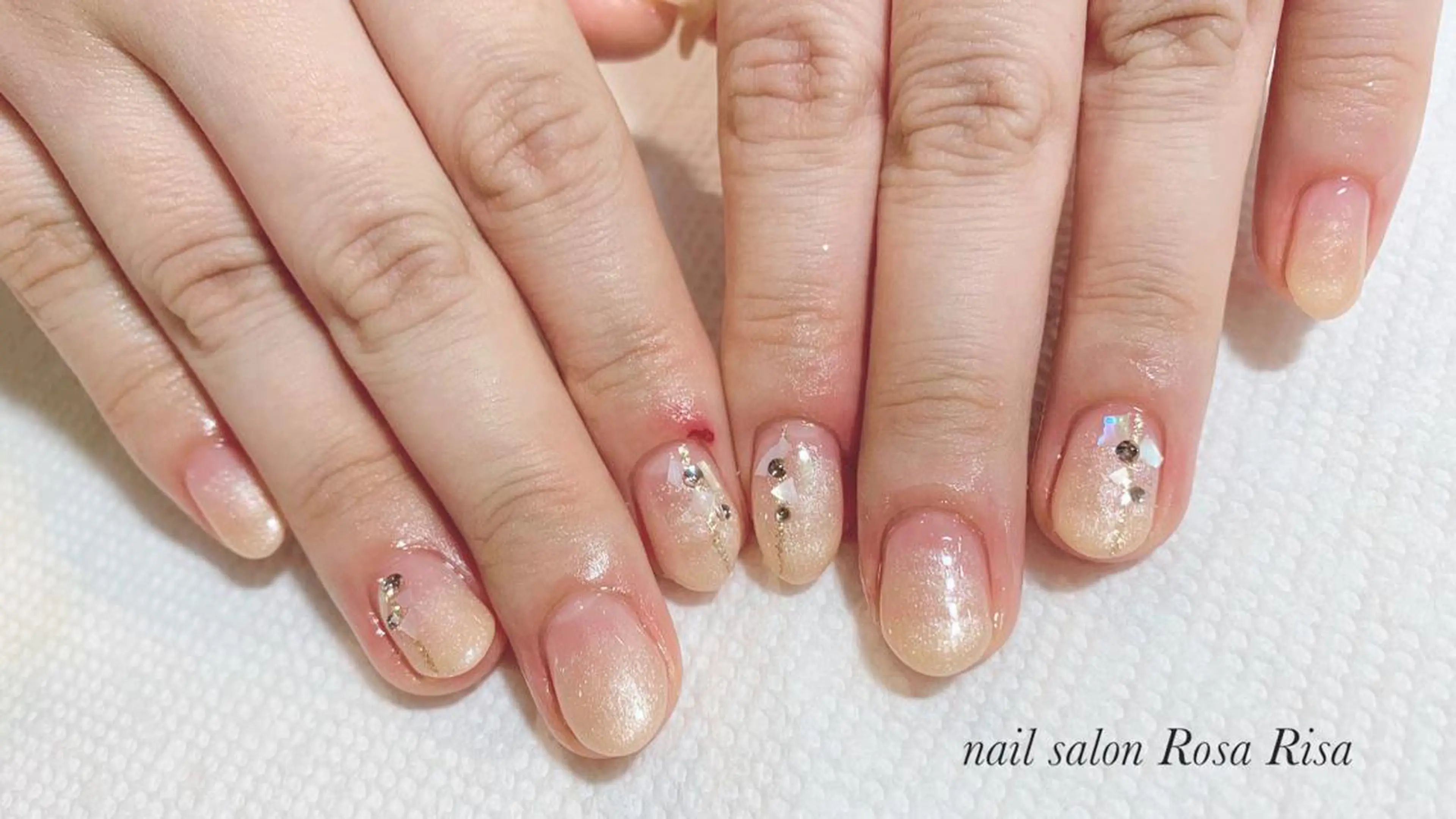 ミディアム ネイル ゴールド ネイルスタジオ シェイクユアハンズのネイルデザイン