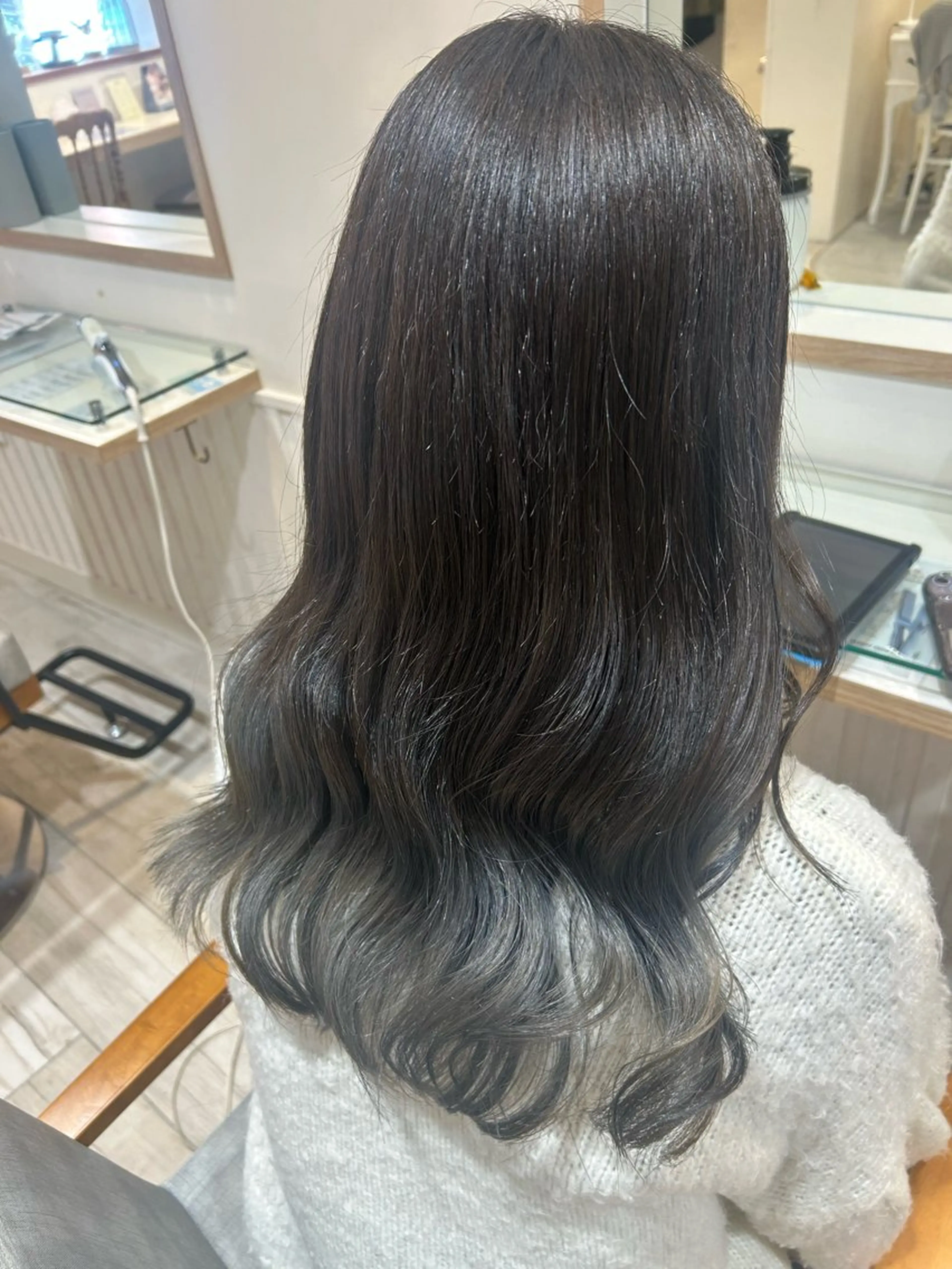 セミロング カラー シルバー 大川 夏実のヘアスタイル