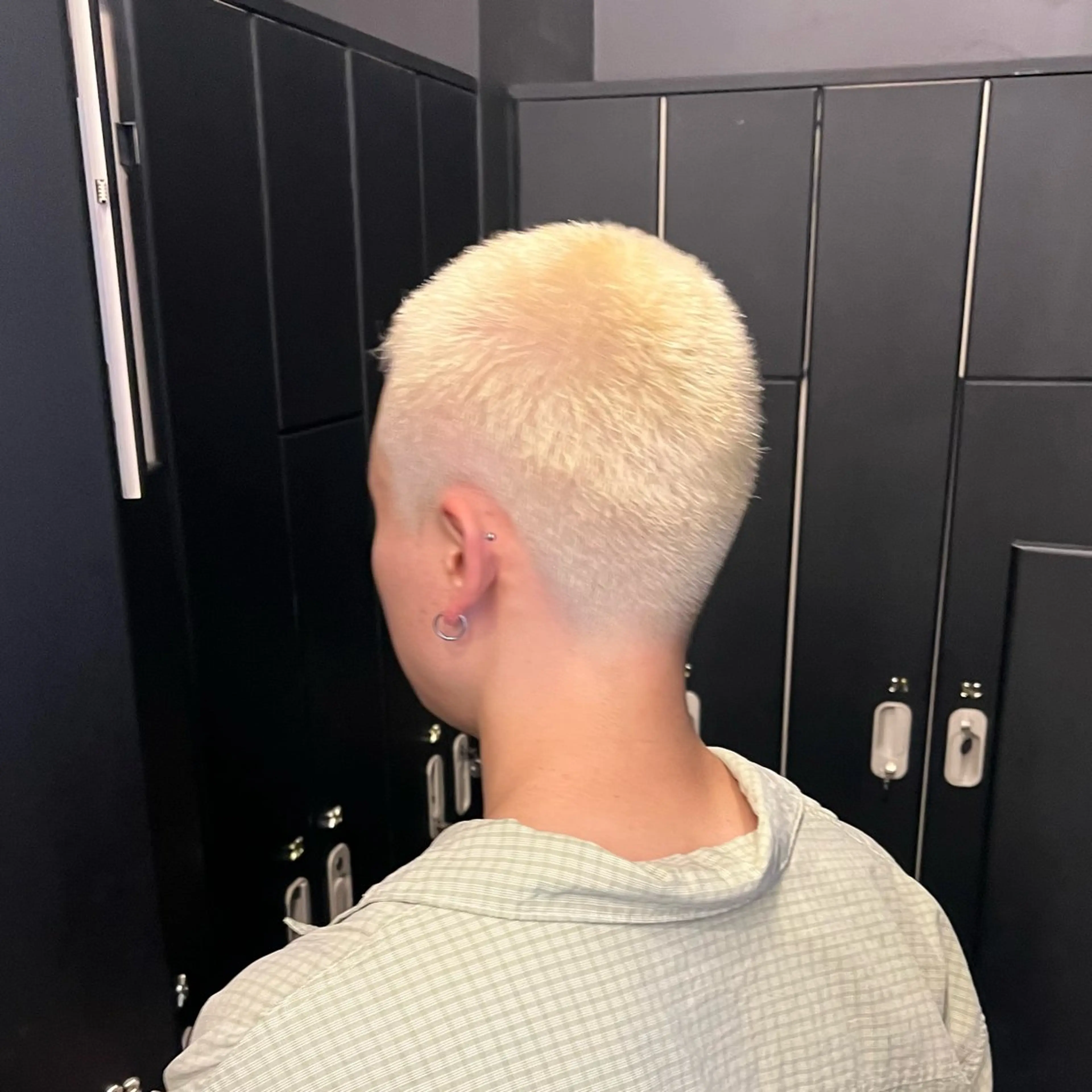 ショート カラー メンズ ブロンド ホワイトブロンド ヘアカラー トリートメント 🌼動き×透明感🩵 ハイトーン/ナナのヘアスタイル