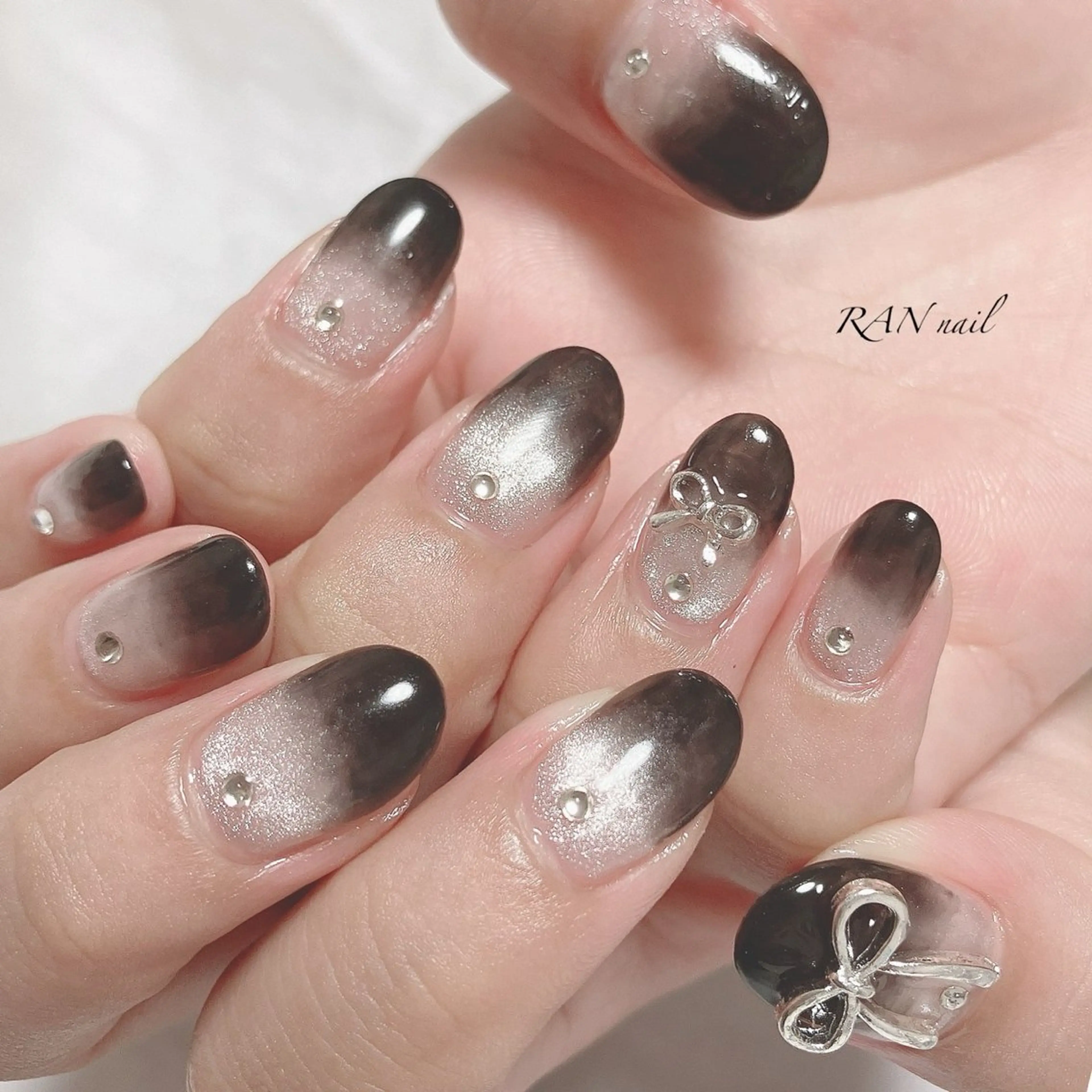 ネイル グラデーション マグネットネイル リボン シルバー ストーンネイル ハンドネイル フットネイル RAN nail 〜ランネイル〜所属・RAN nailのネイルデザイン