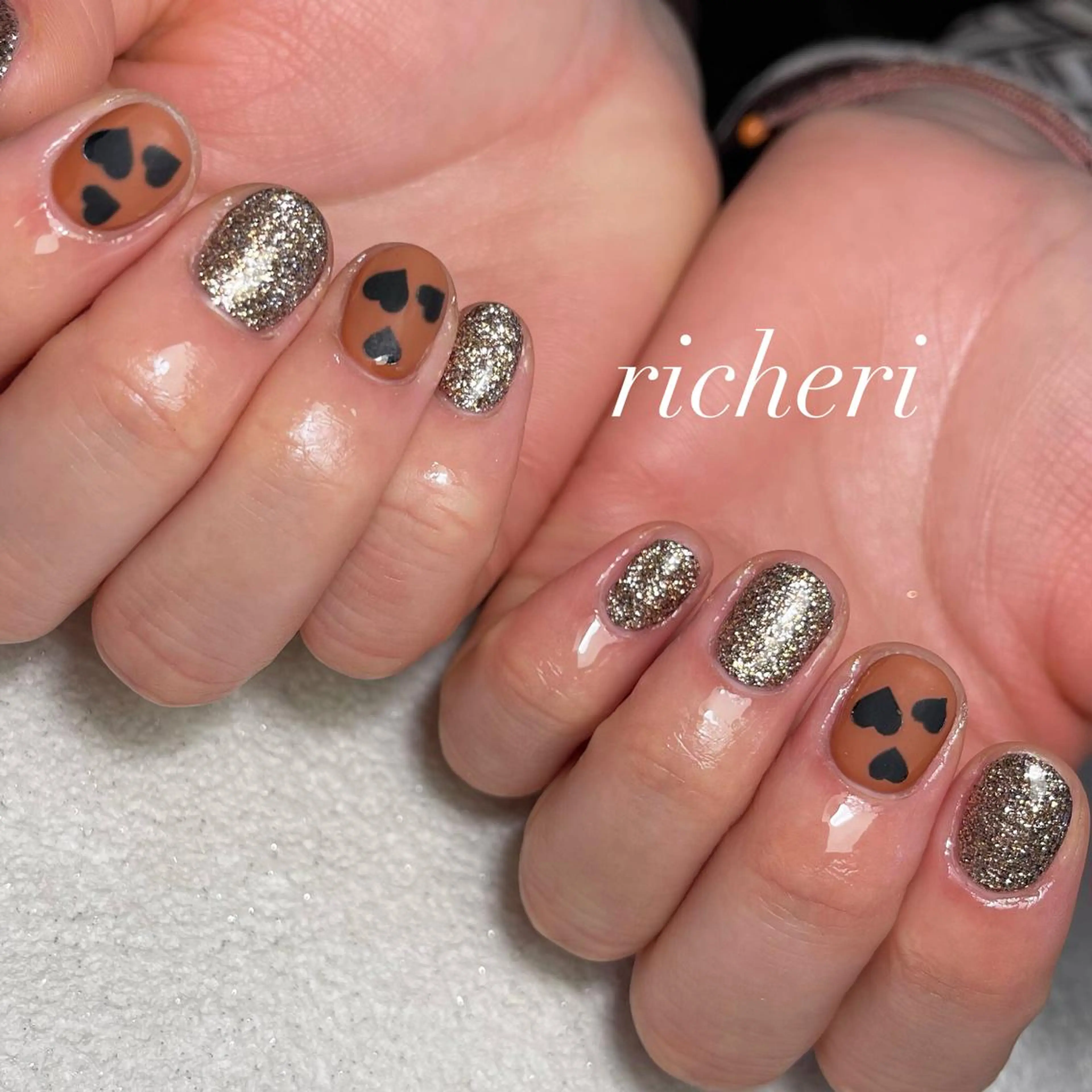 ミディアム ネイル アートネイル ブラウン ジェルネイル ゴールド ハート richeri beautyのエステ・リラクイメージ