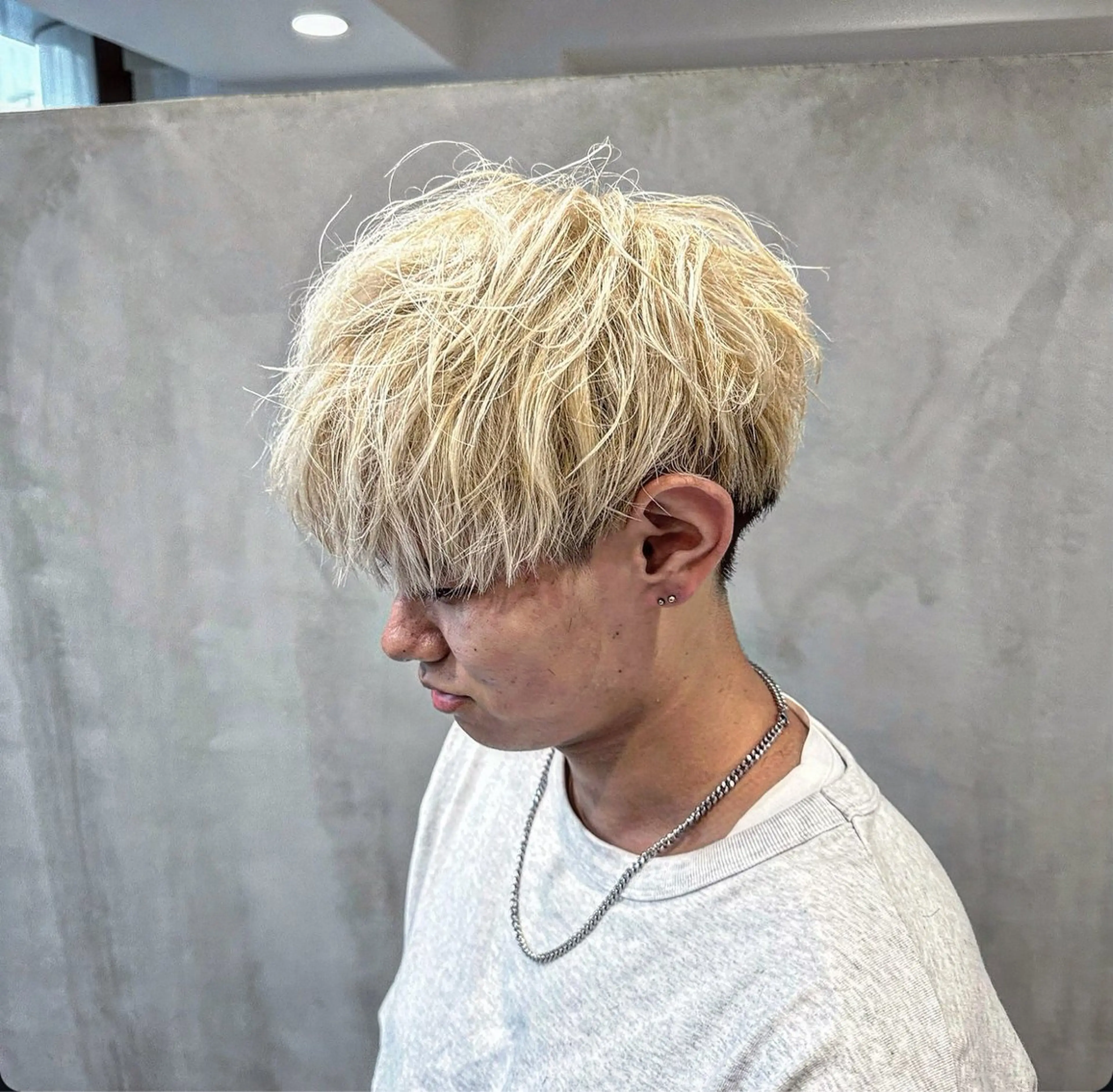 ミディアム カラー メンズ ブロンド カット ヘアカラー 板岡 丈一のヘアスタイル