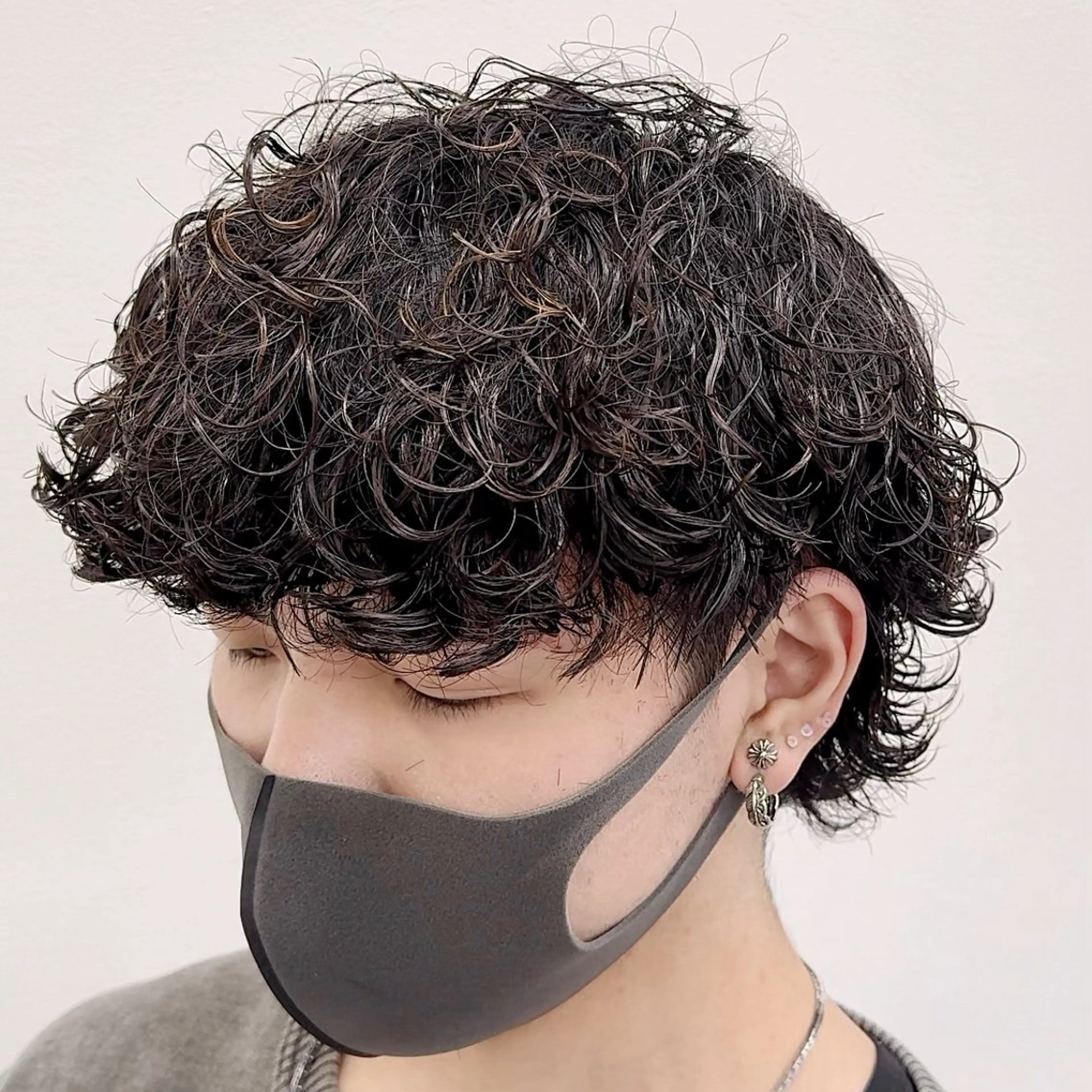 ミディアム パーマ ヘアアレンジ メンズ ミディアムパーマ メンズパーマ 波巻きパーマ メンズウルフカット ウルフカット 顔まわりカット の達人のヘアスタイル