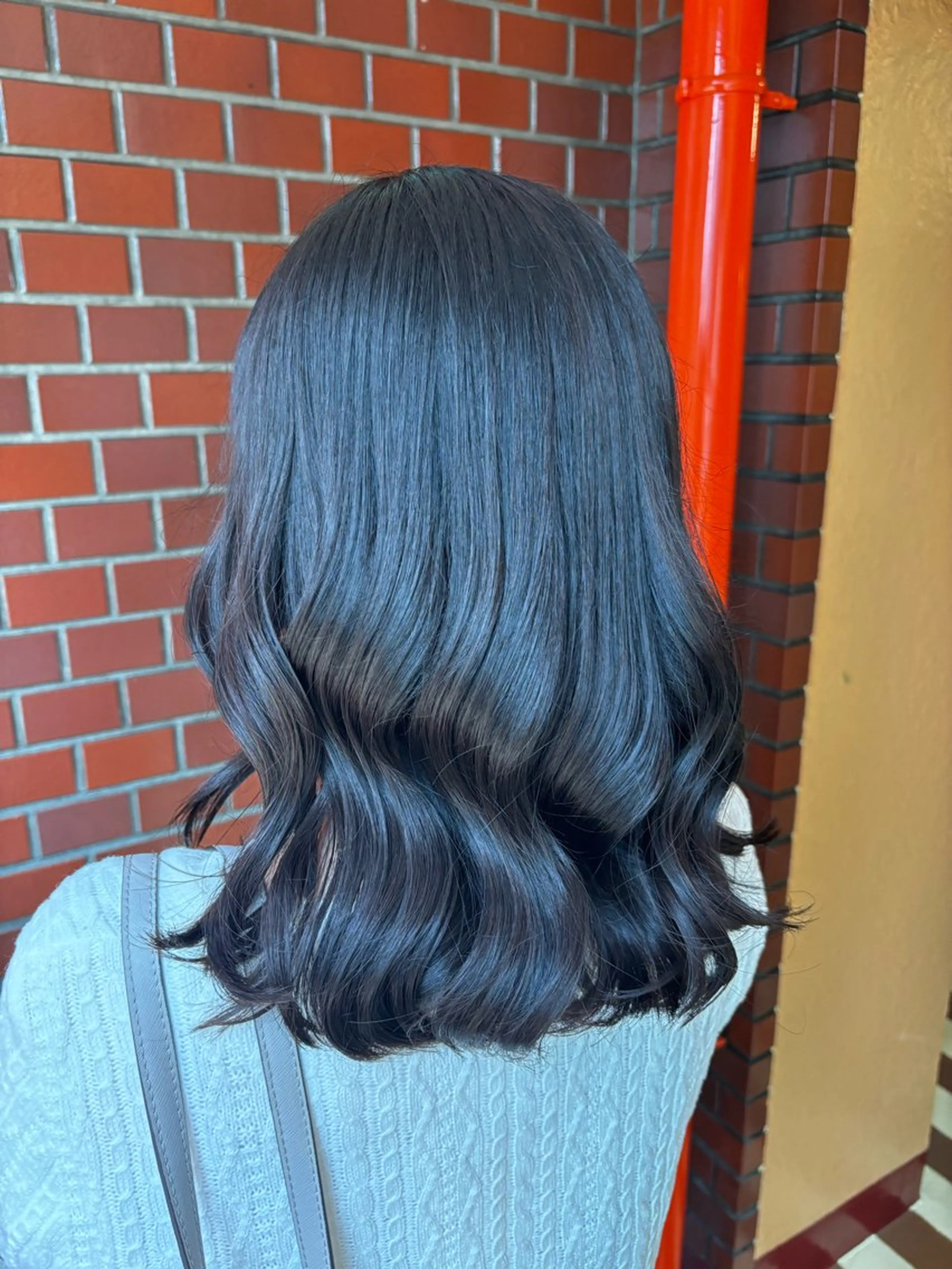 ミディアム シオン/艶髪/ グレージュカラーのヘアスタイル