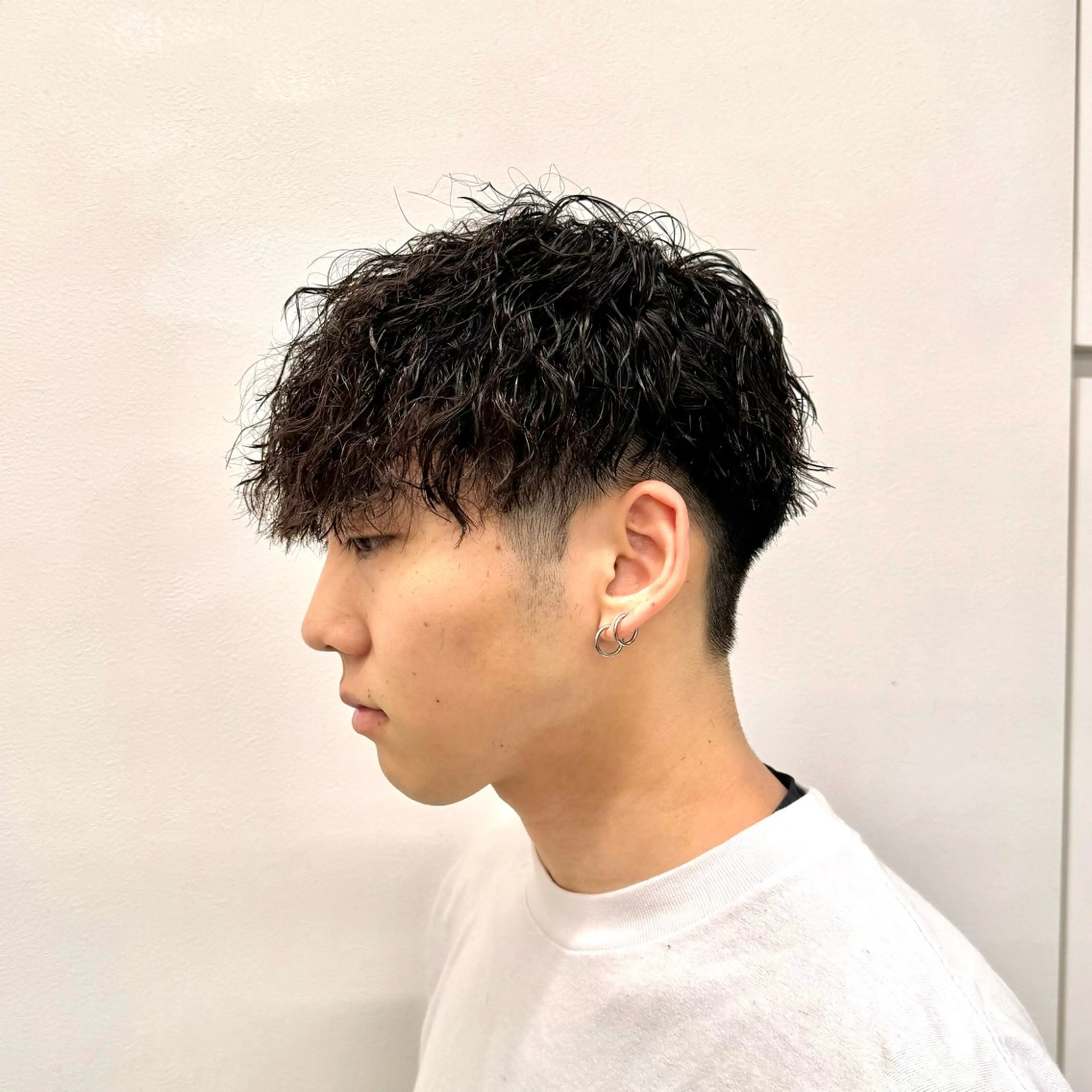 ミディアム パーマ ヘアアレンジ メンズ ミディアムパーマ メンズパーマ 顔まわりカット の達人のヘアスタイル