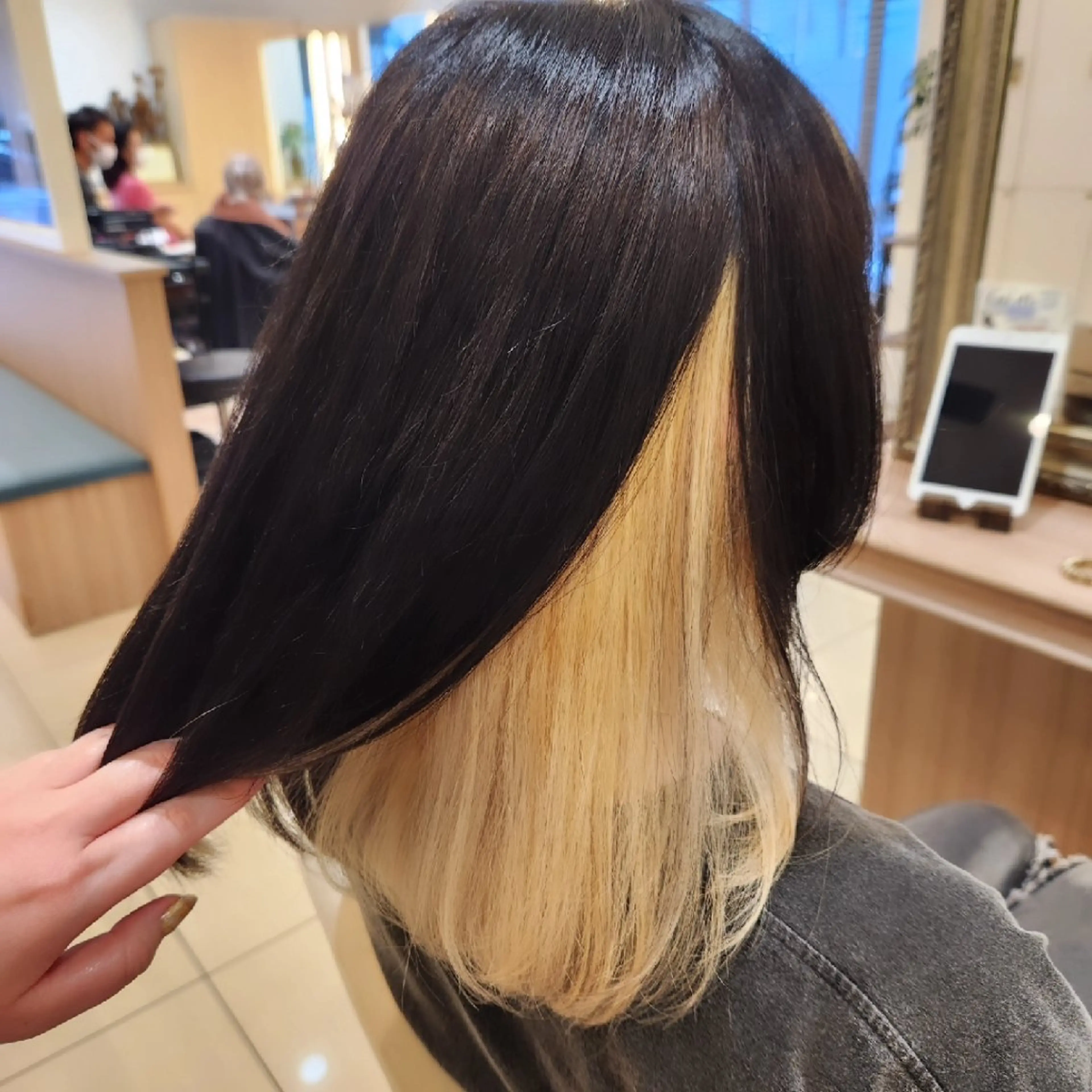 ミディアム カラー インナーカラー ヘアカラー トリートメント 推しアニメカラー🌈 ツヤ透明感カラー🦄のヘアスタイル