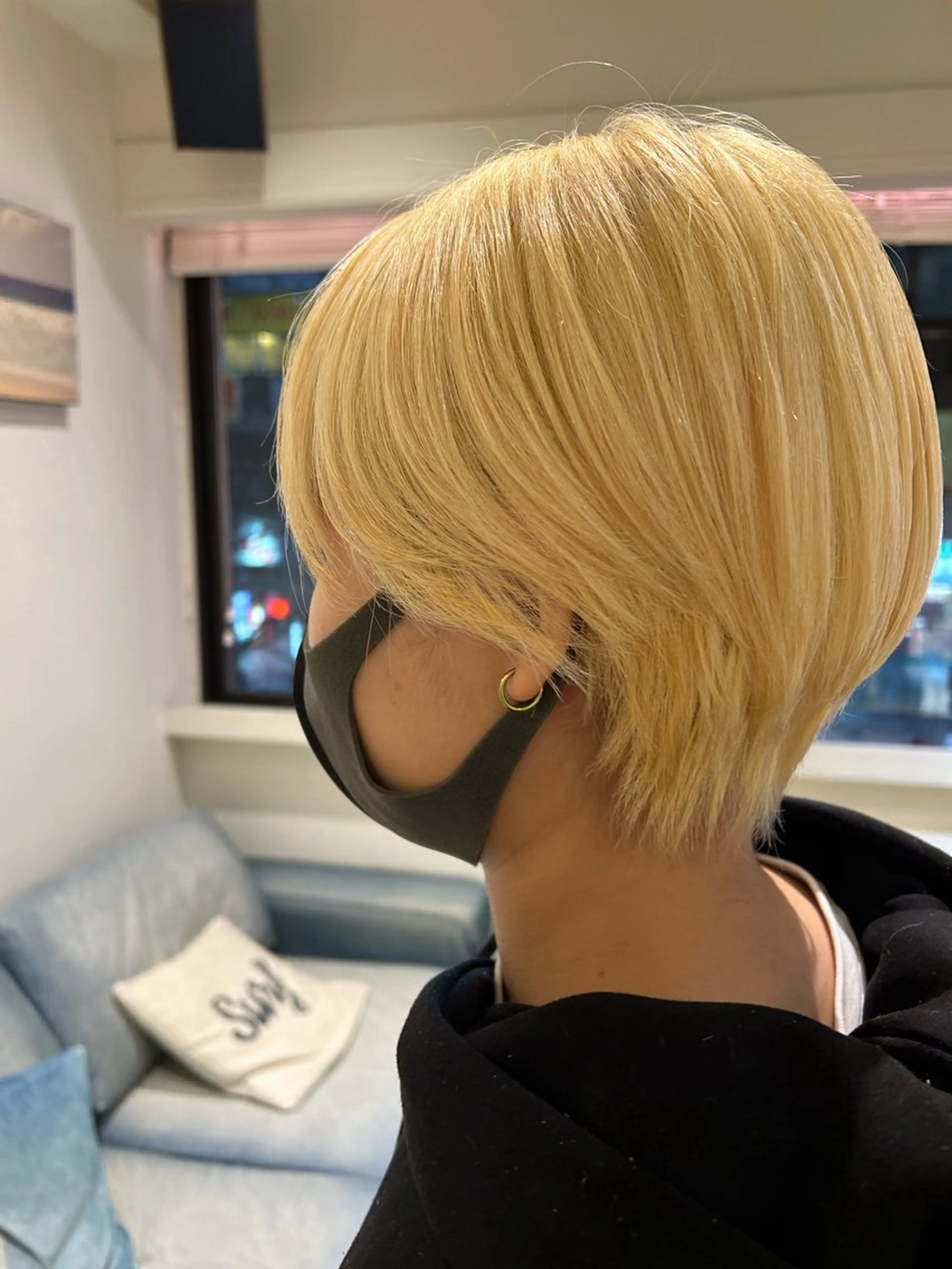 ショート カラー ブリーチ 抜きっぱなしブロンド カット ヘアカラー kawabe maikoのヘアスタイル