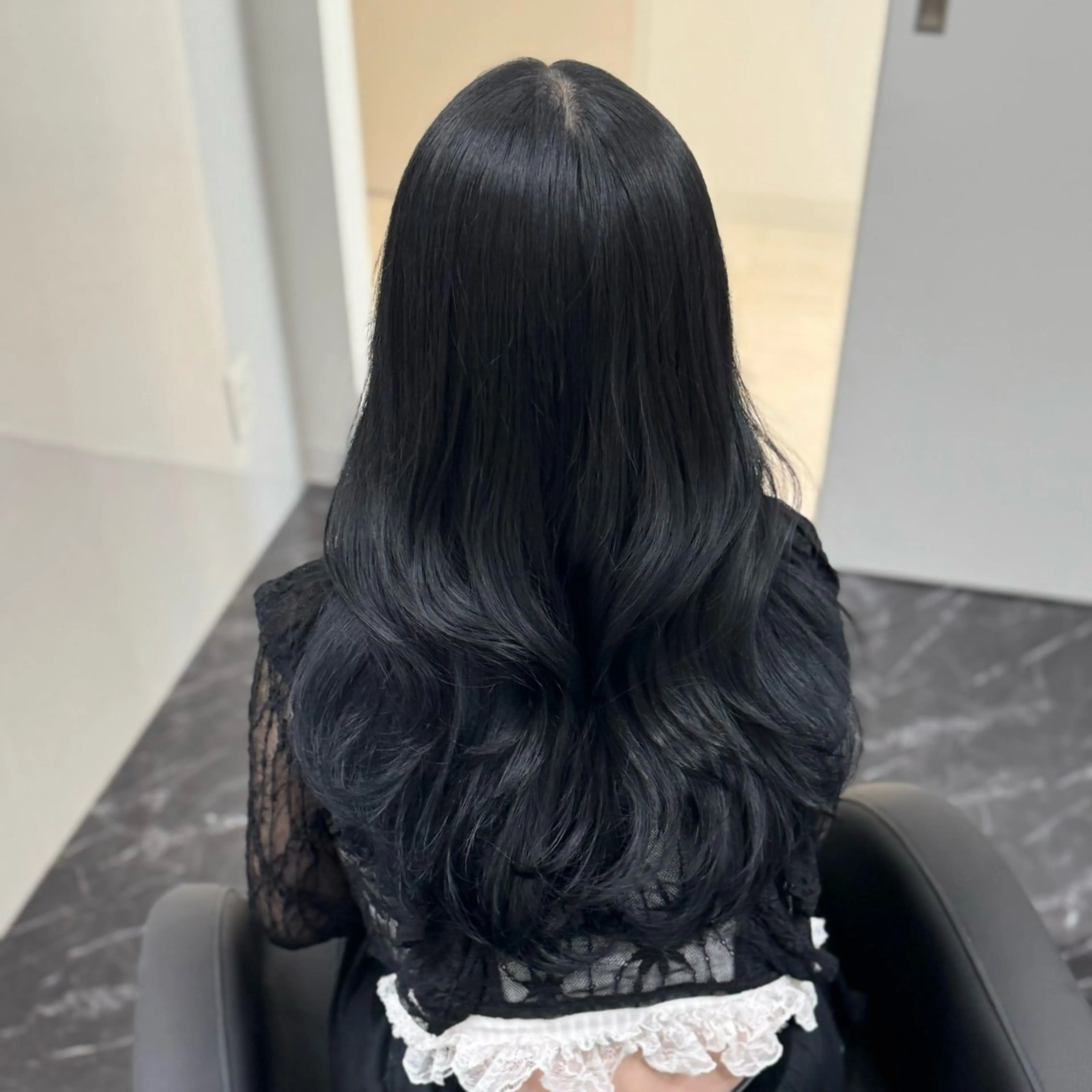 ロング カラー パーマ ヘアアレンジ メンズ キッズ メンズ韓国風 黒髪 ブルーカラー ブルーブラック レッドカラー ブリーチなし Ⅰ 髪質改善カラーのヘアスタイル
