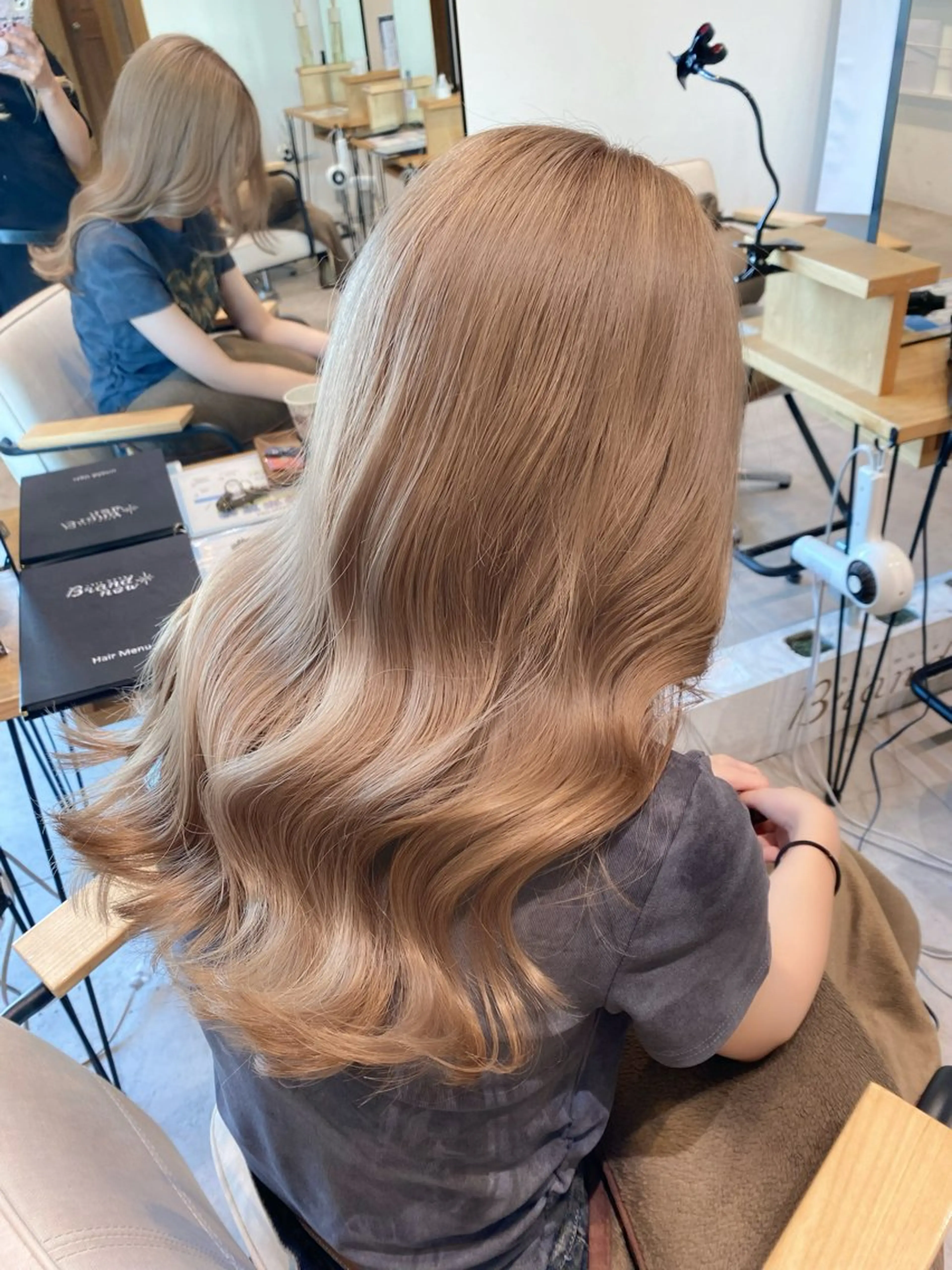 ロング カラー ベージュカラー ブリーチ ケアブリーチ デザインカラー ダブルカラー ヘアカラー 肌に馴染むハイトーン /ミルクティーカラーのマツエク・マツパデザイン