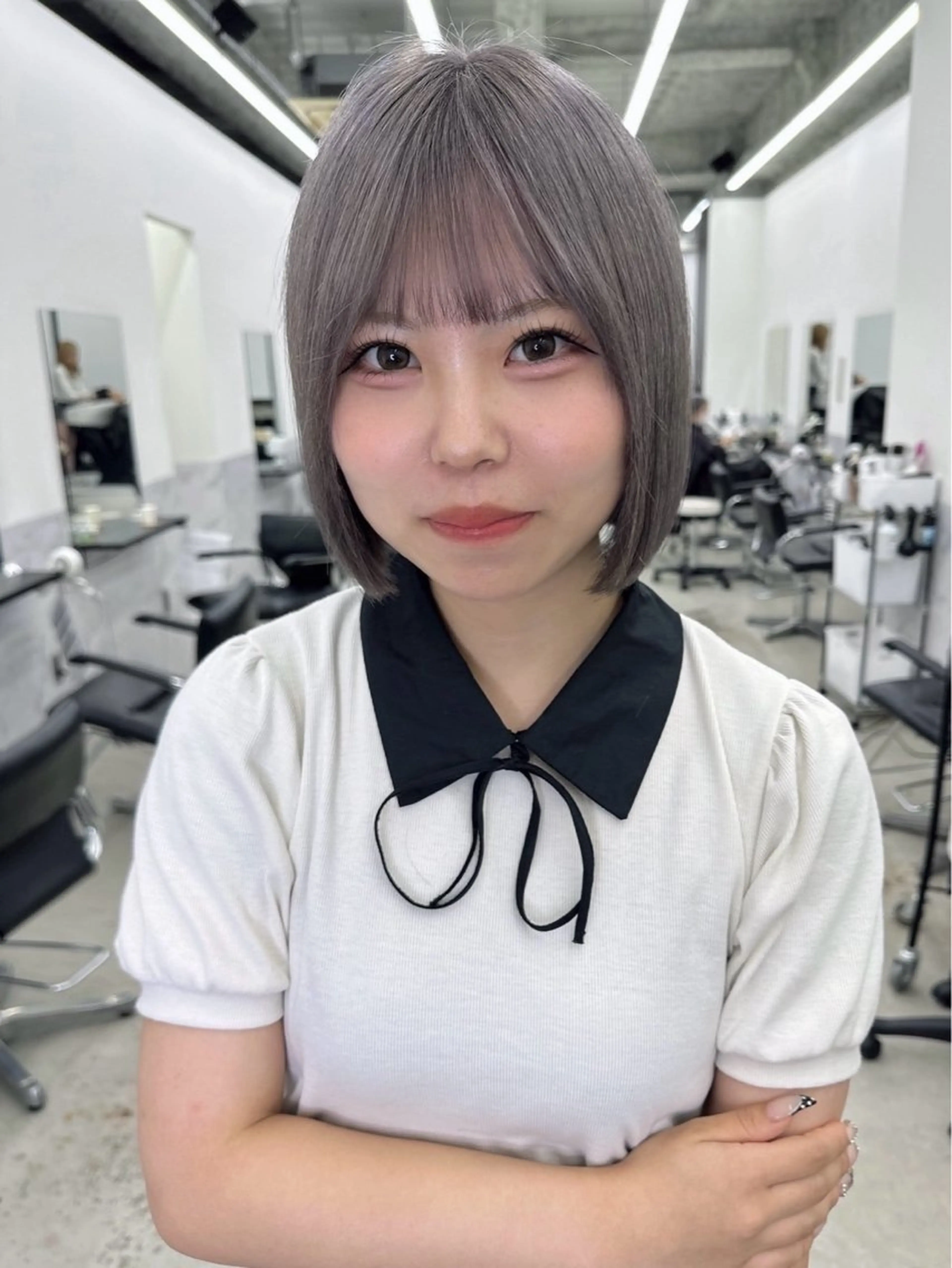 カラー ブリーチ グレージュ シルバー シルバーグレージュ ヘアカラー 服部 しおんのヘアスタイル