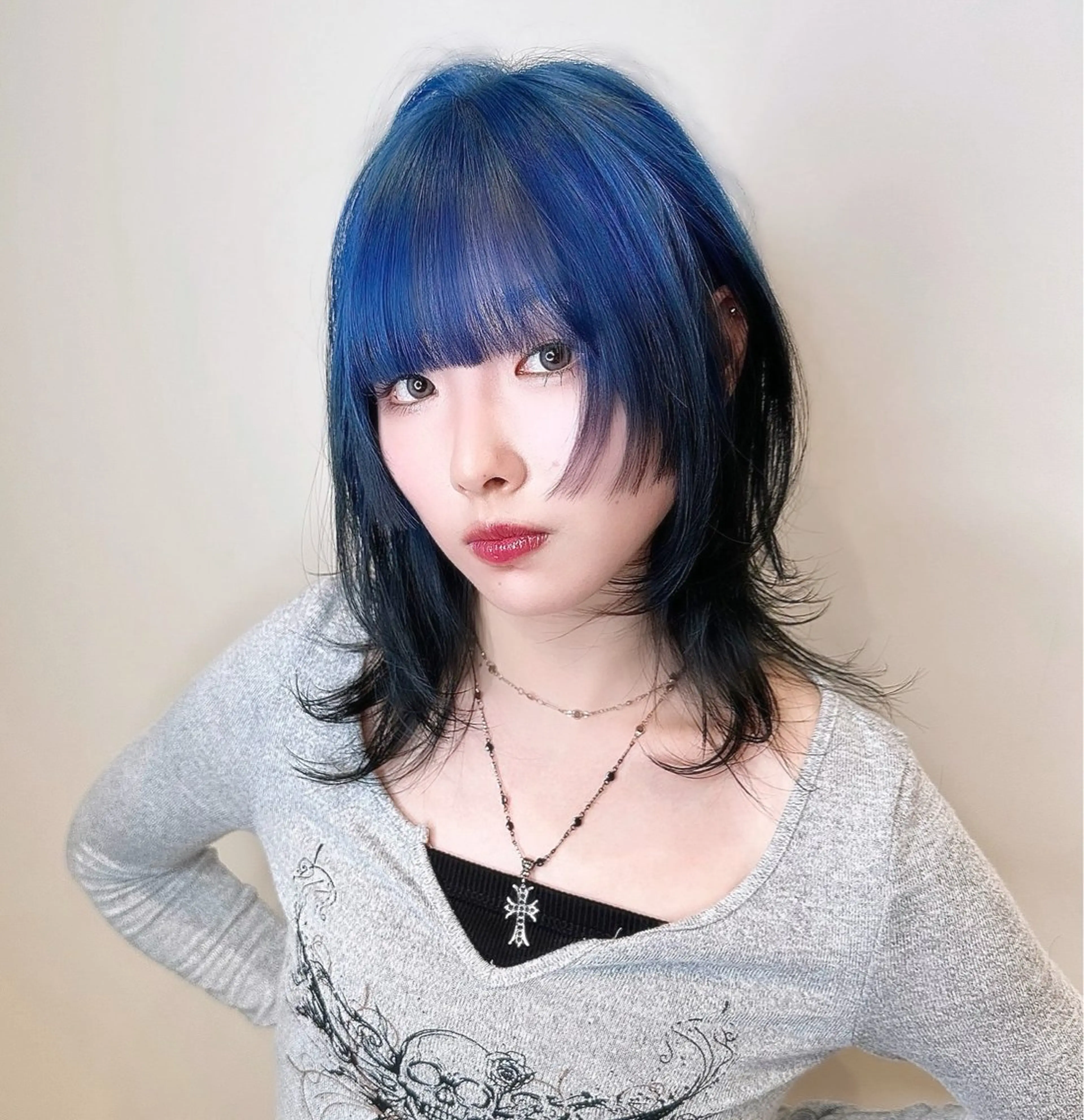 ミディアム ボブ くびれヘア 顔まわりレイヤー 顔周りカット ハッシュカット カット ヘアカラー トリートメント 大阪ウルフカット ハッシュカットのヘアスタイル