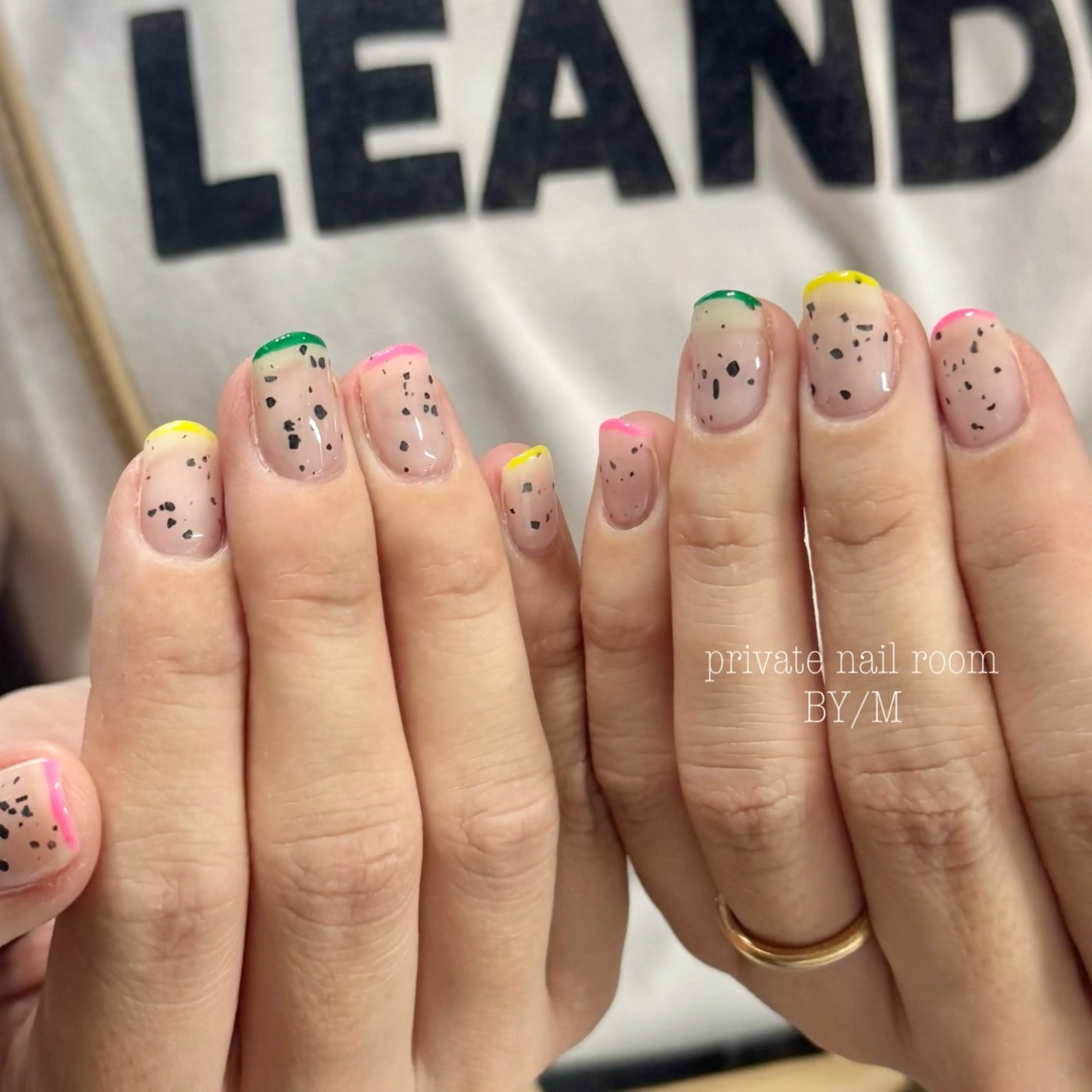 ネイル グリーン ピンク 黄色 ハンドネイル BY / Mのネイルデザイン